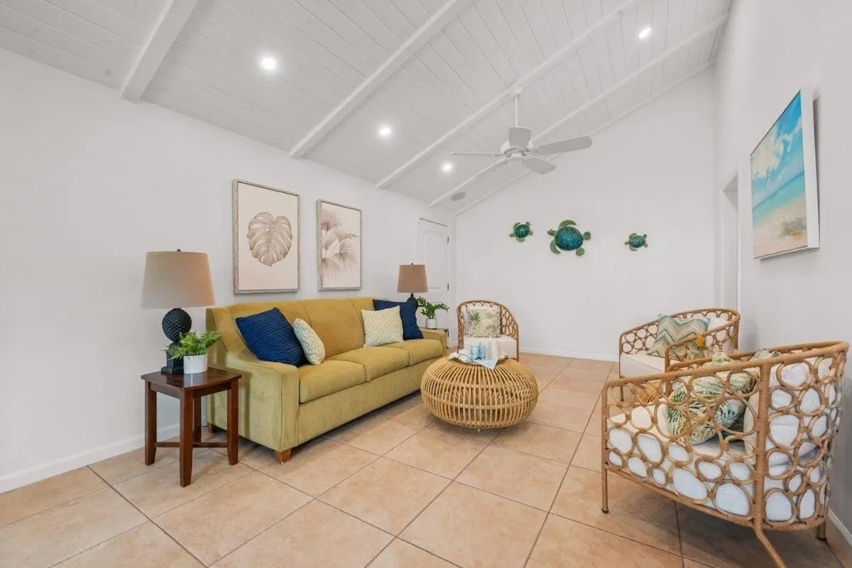 International Colony Club 37 · ICC 37 Remodeled Hawaiian Cottage