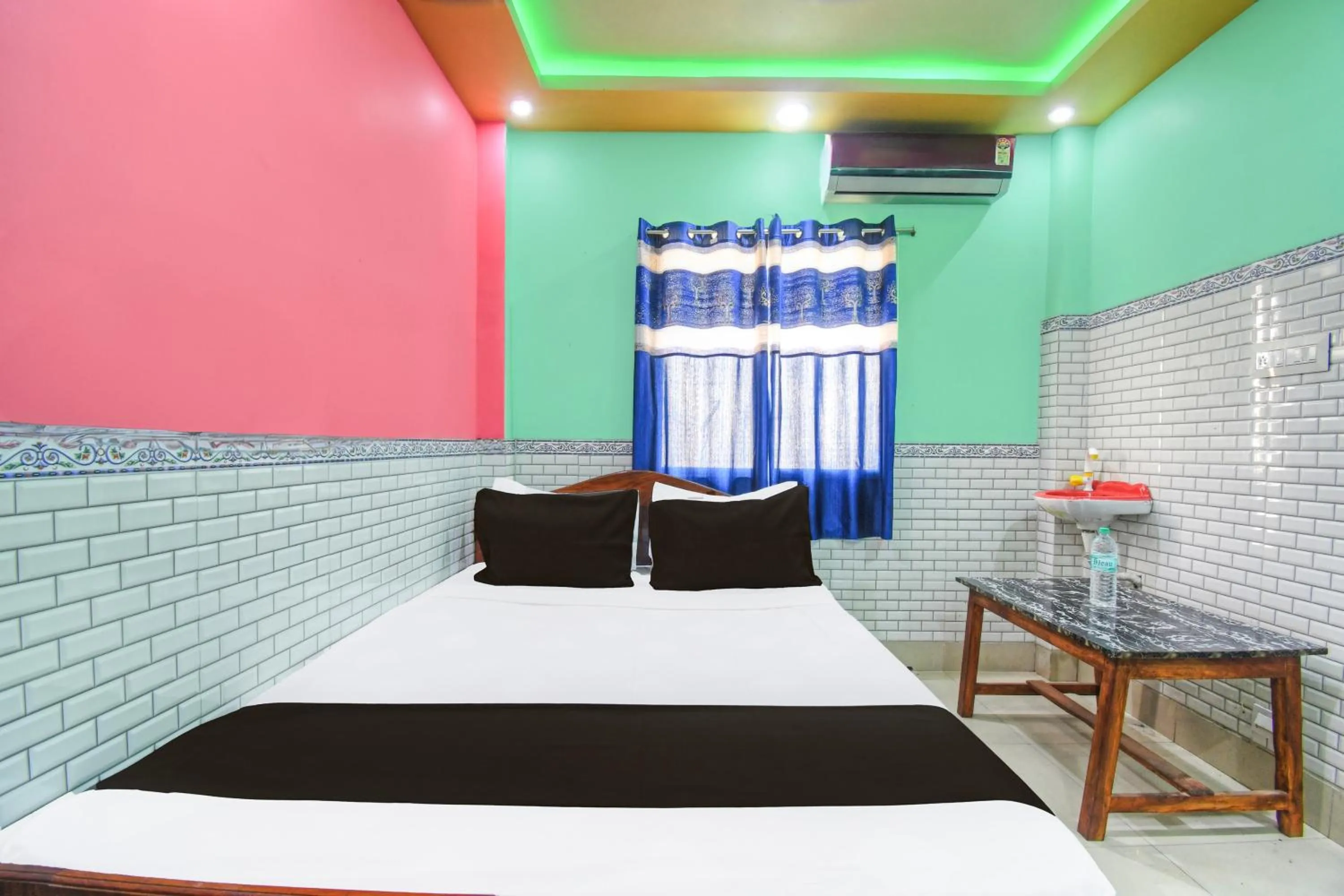 Bedroom, Bed in Hotel O by OYO Yuvraj Lodge