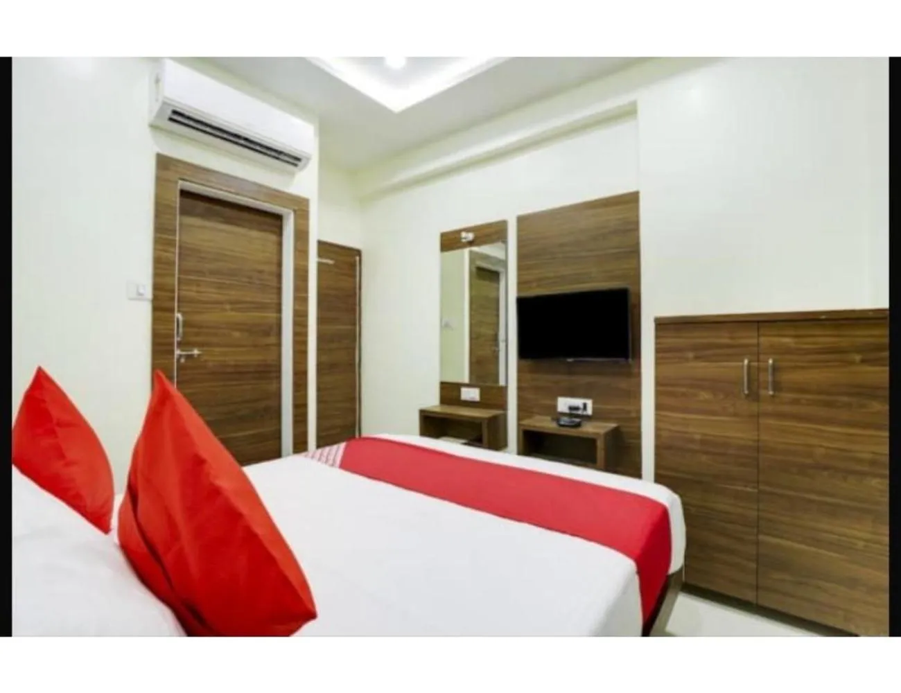 Photo of the whole room, Bed in Hotel Grand, Vadodara