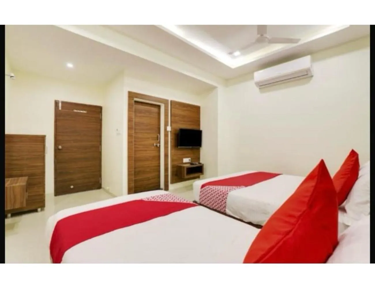 Photo of the whole room, Bed in Hotel Grand, Vadodara