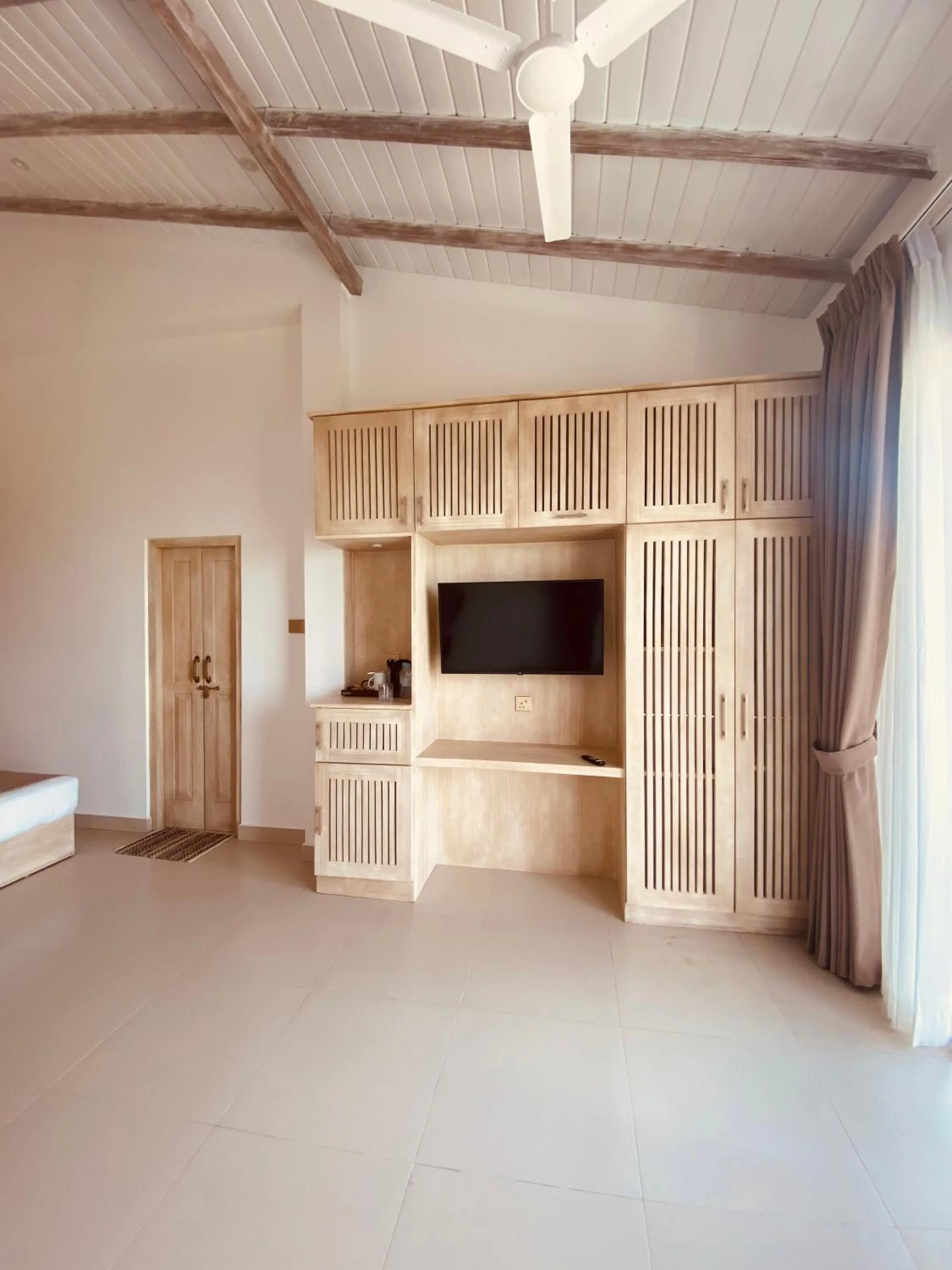 Bedroom in The Waves Unawatuna