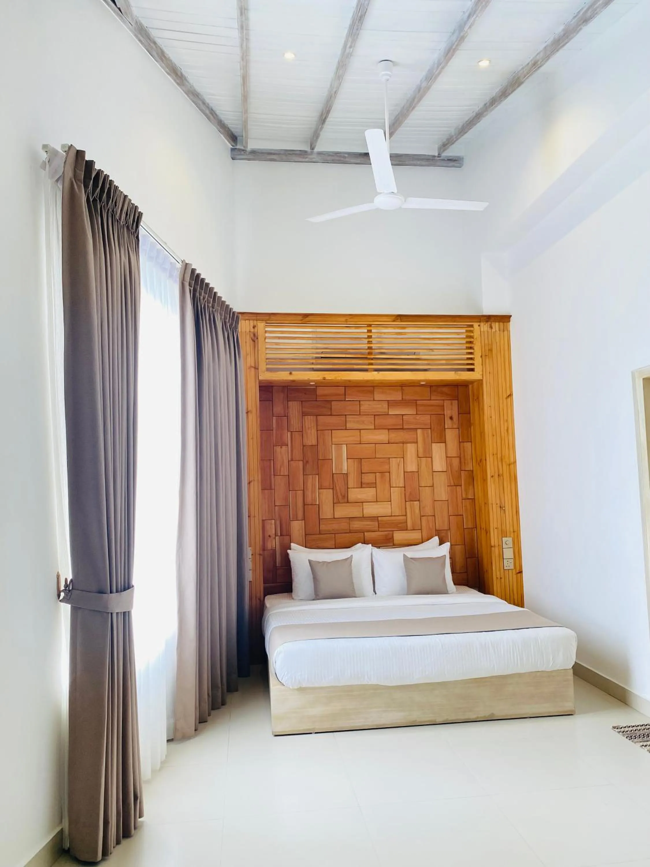 Bed in The Waves Unawatuna