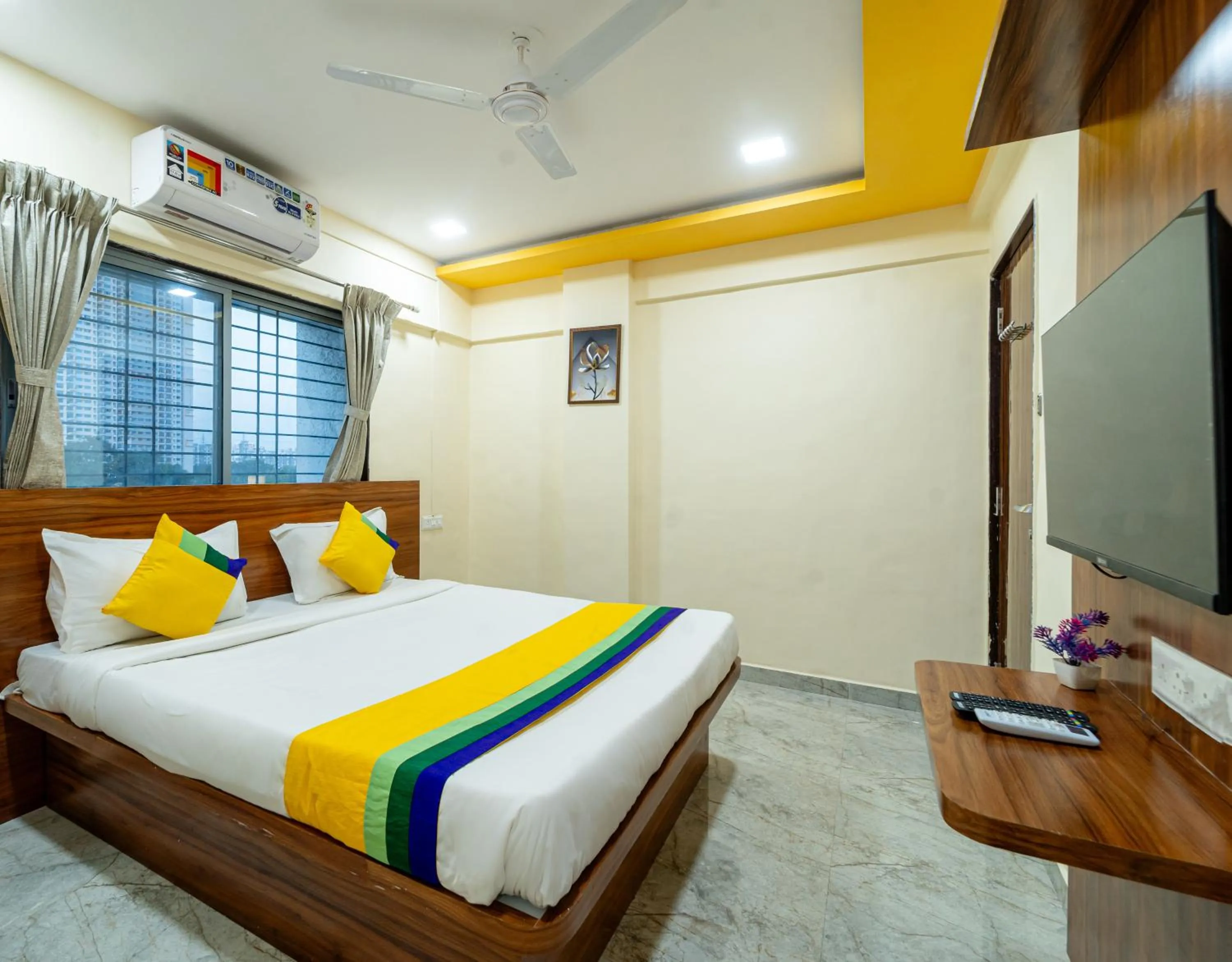 Bedroom, Bed in Itsy Hotels Anand Executive, Near Amanora