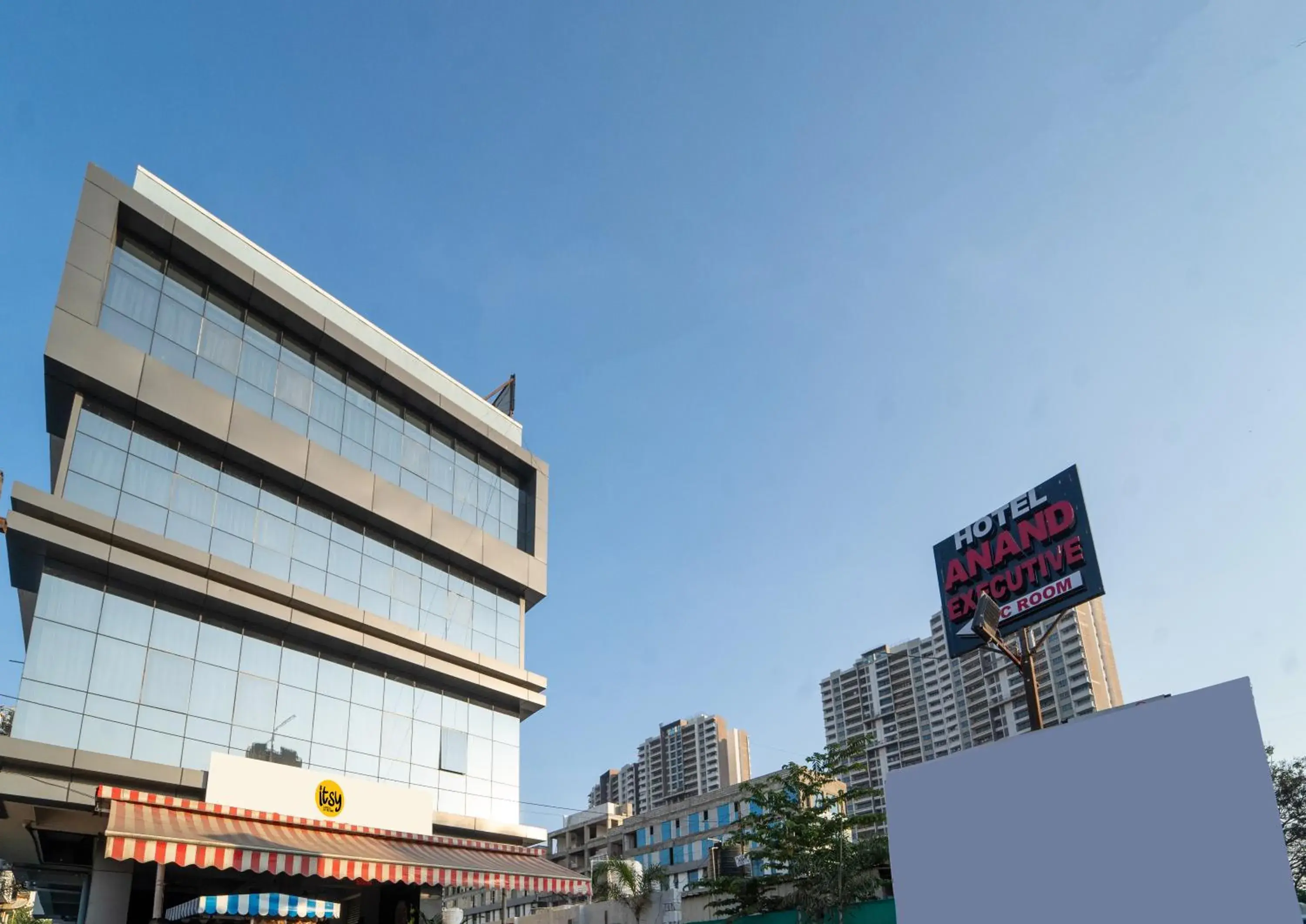 Facade/entrance in Itsy Hotels Anand Executive, Near Amanora Facade/entrance in Itsy Hotels Anand Executive, Near Amanora