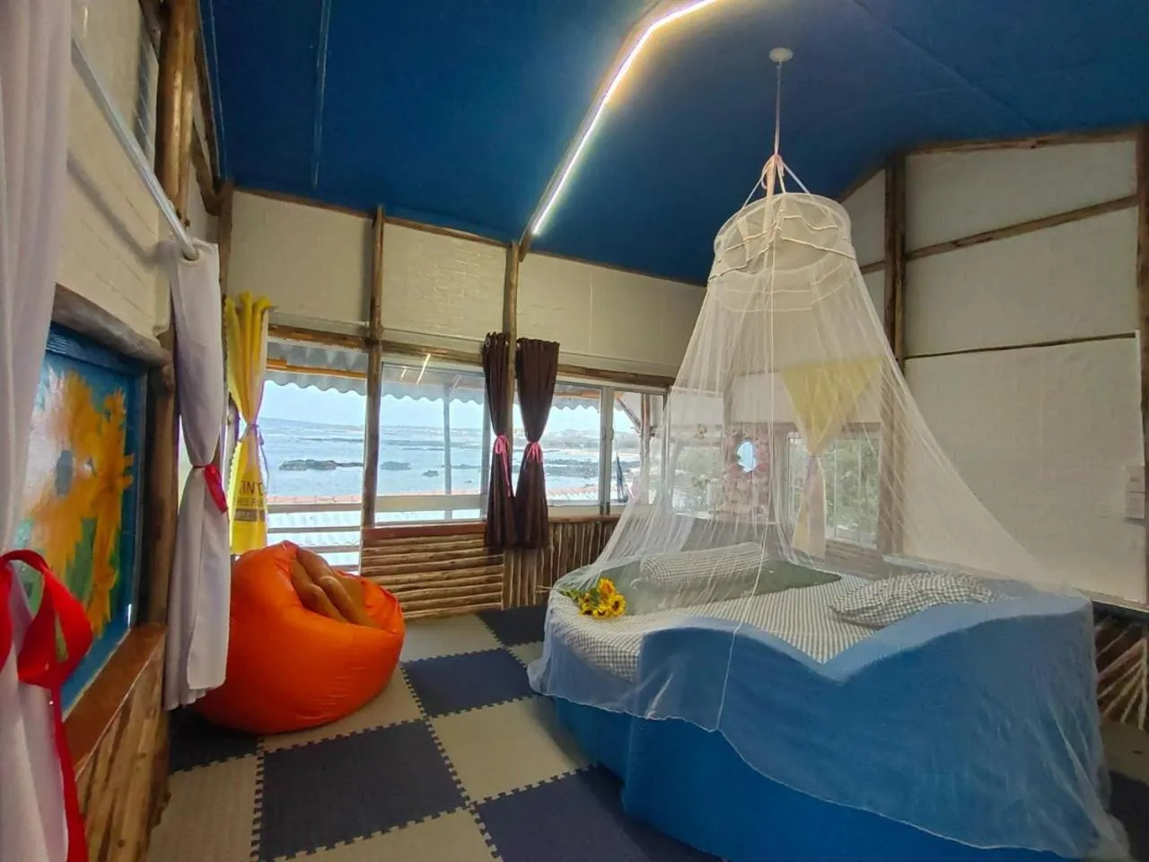 Bedroom, Bed in Long Vĩ hotel - đảo Phú Quý