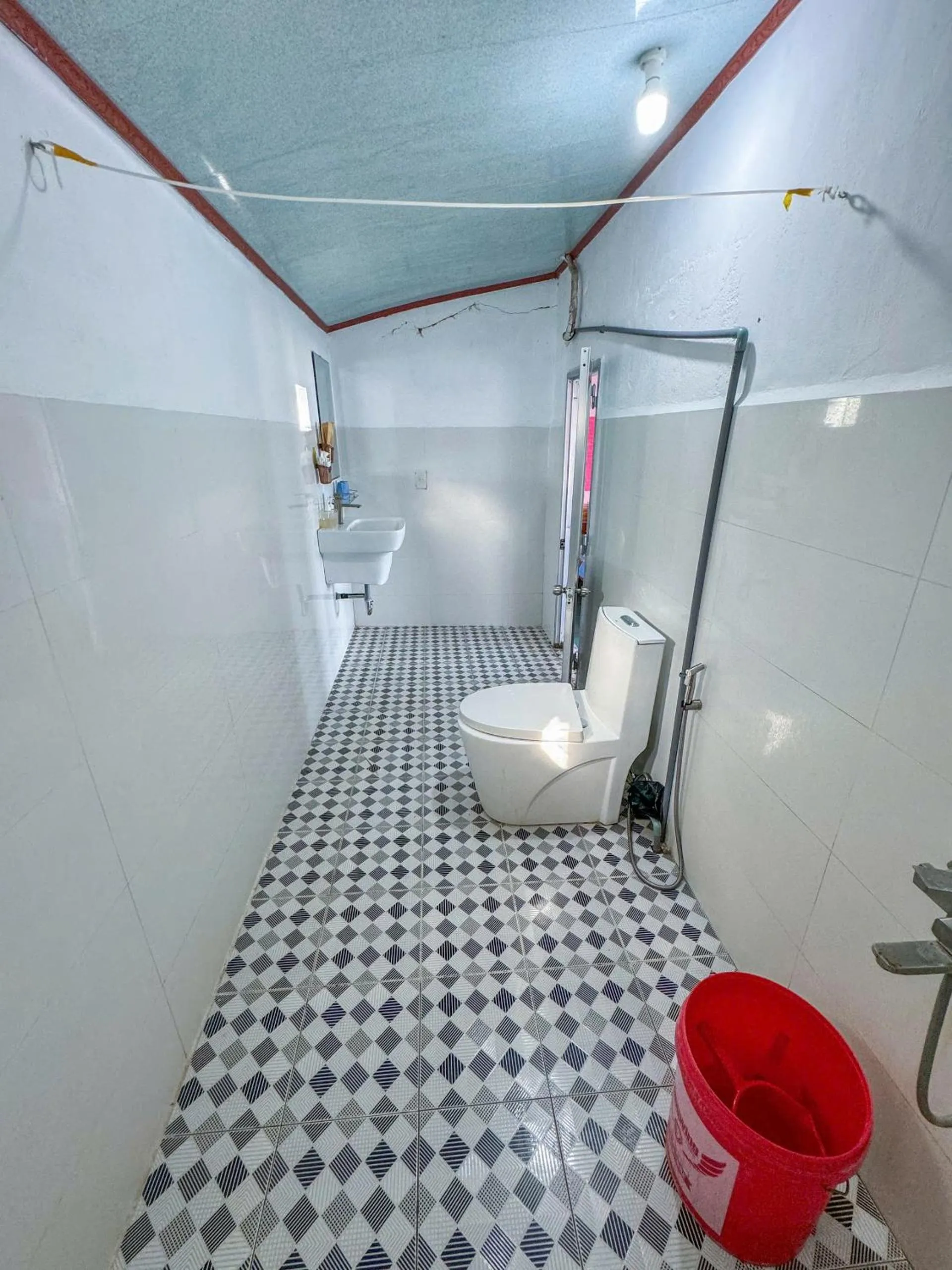 Shower in Long Vĩ hotel - đảo Phú Quý