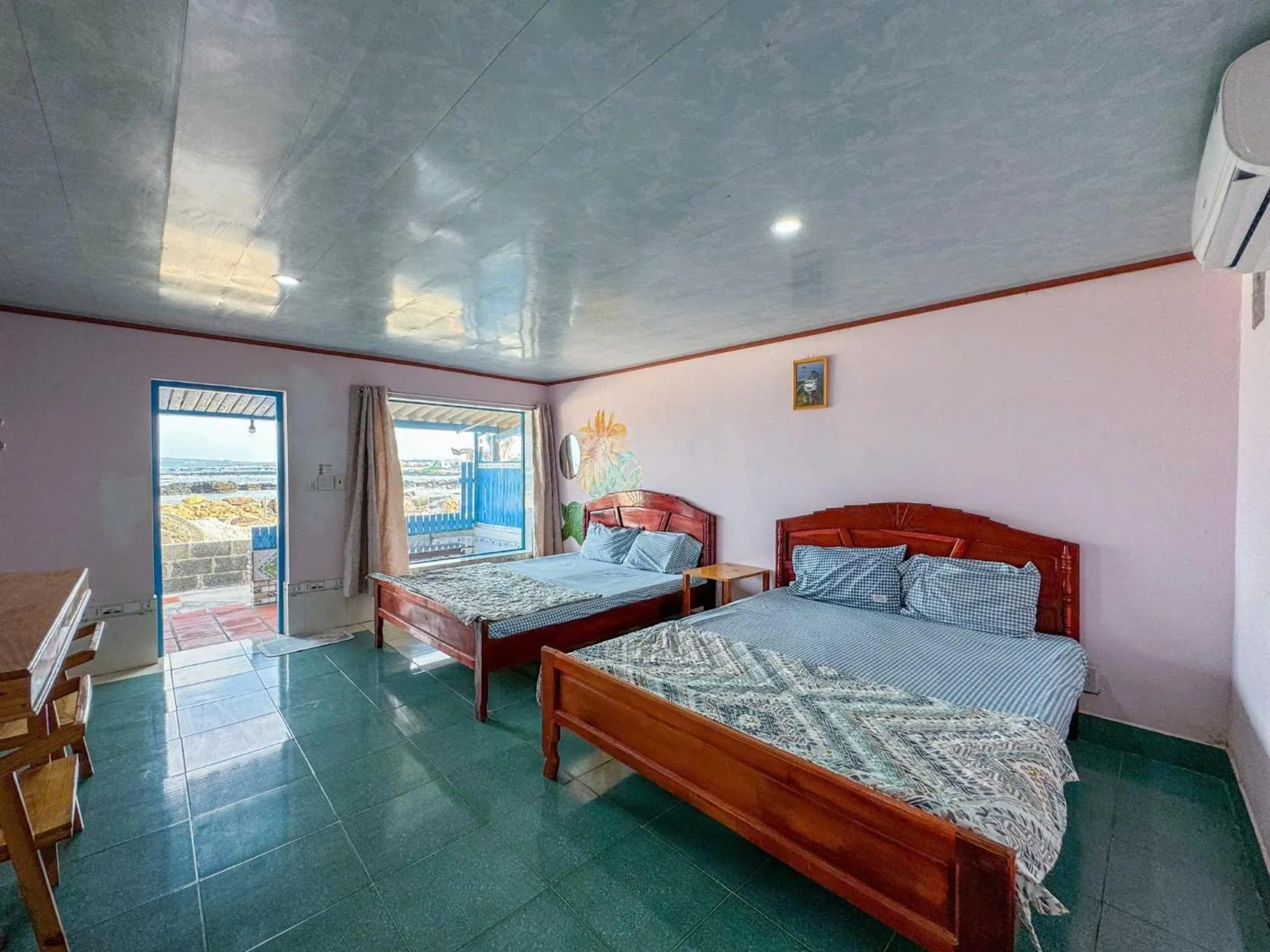 Bed in Long Vĩ hotel - đảo Phú Quý