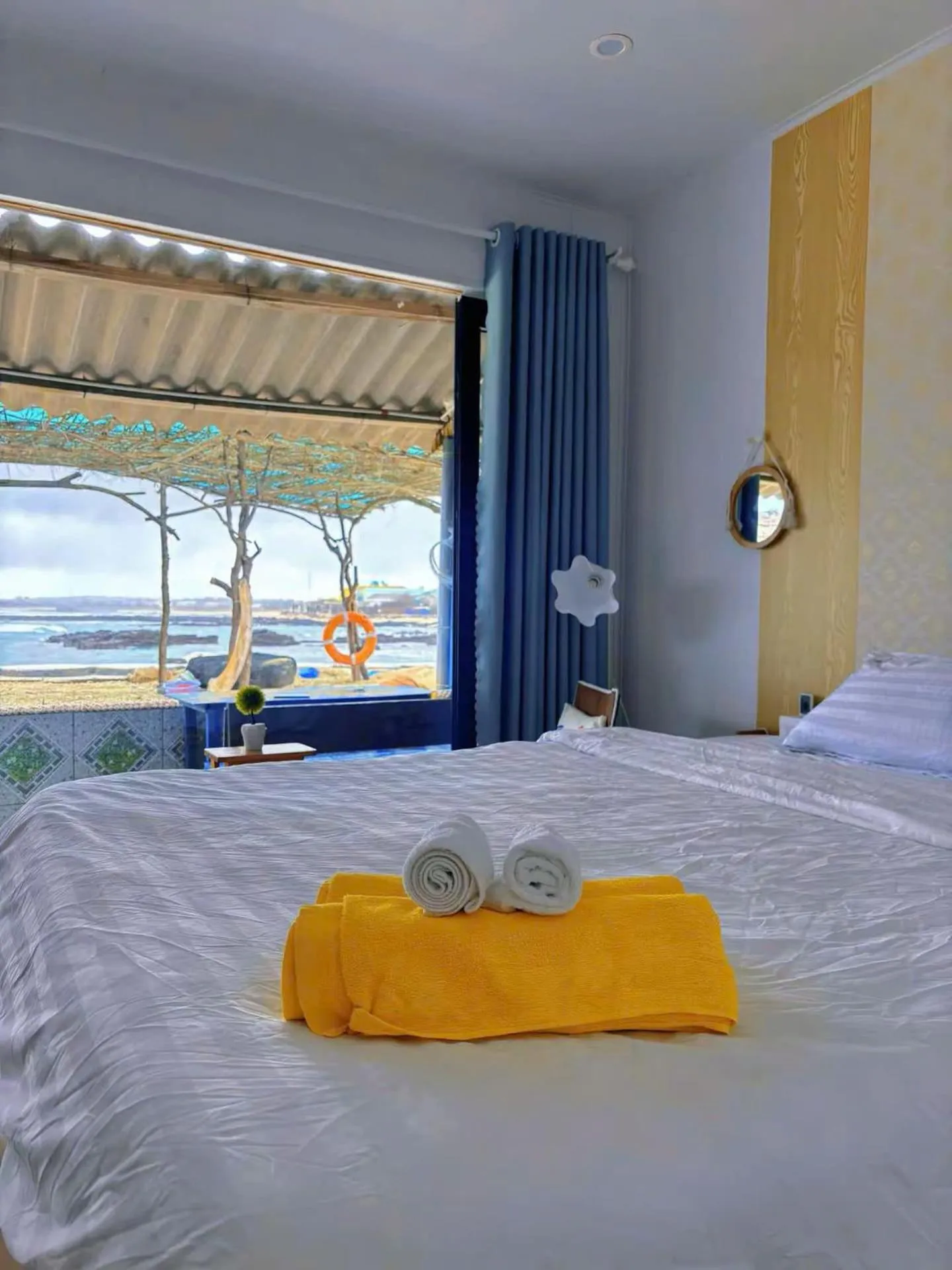 Bed in Long Vĩ hotel - đảo Phú Quý