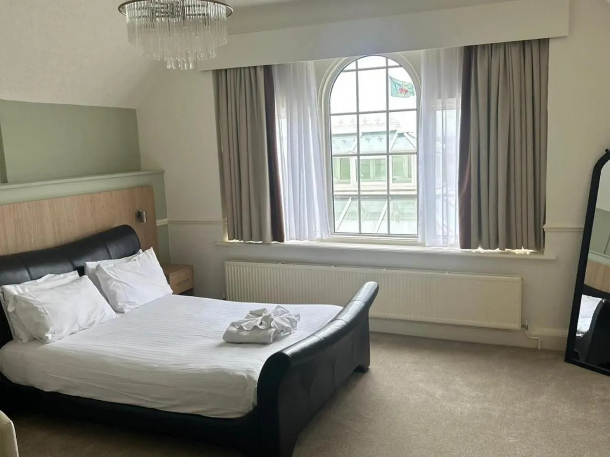 Bedroom, Bed in North Shore Hotel