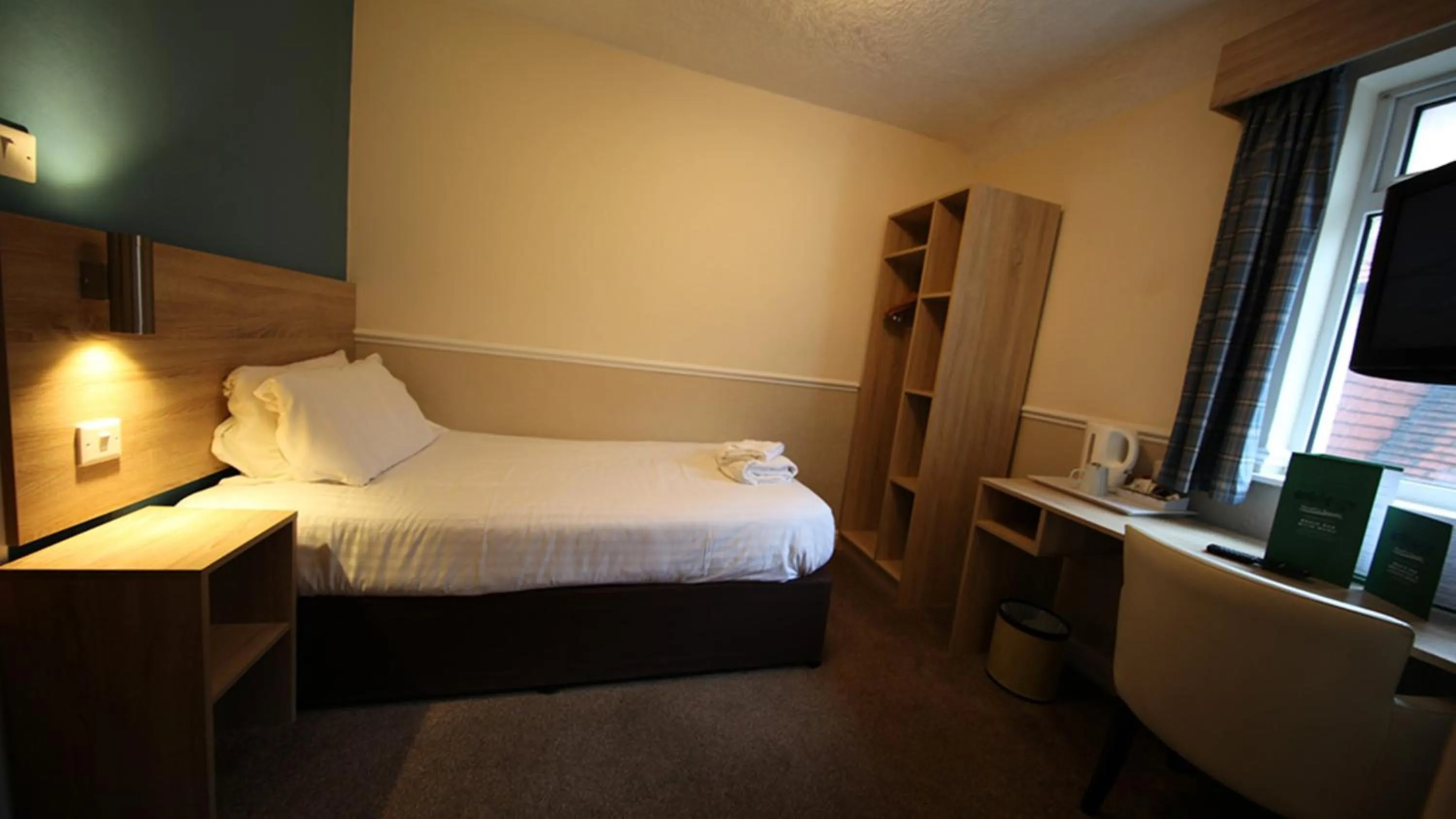 Bedroom, Bed in North Shore Hotel