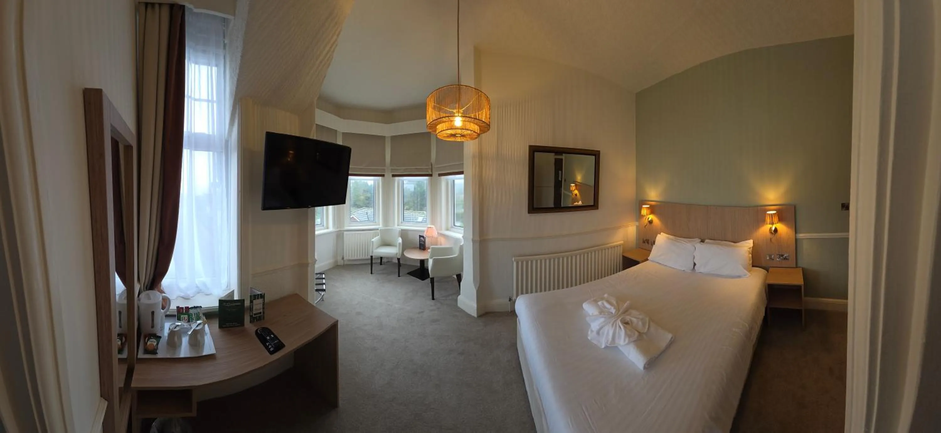 Bedroom, Bed in North Shore Hotel