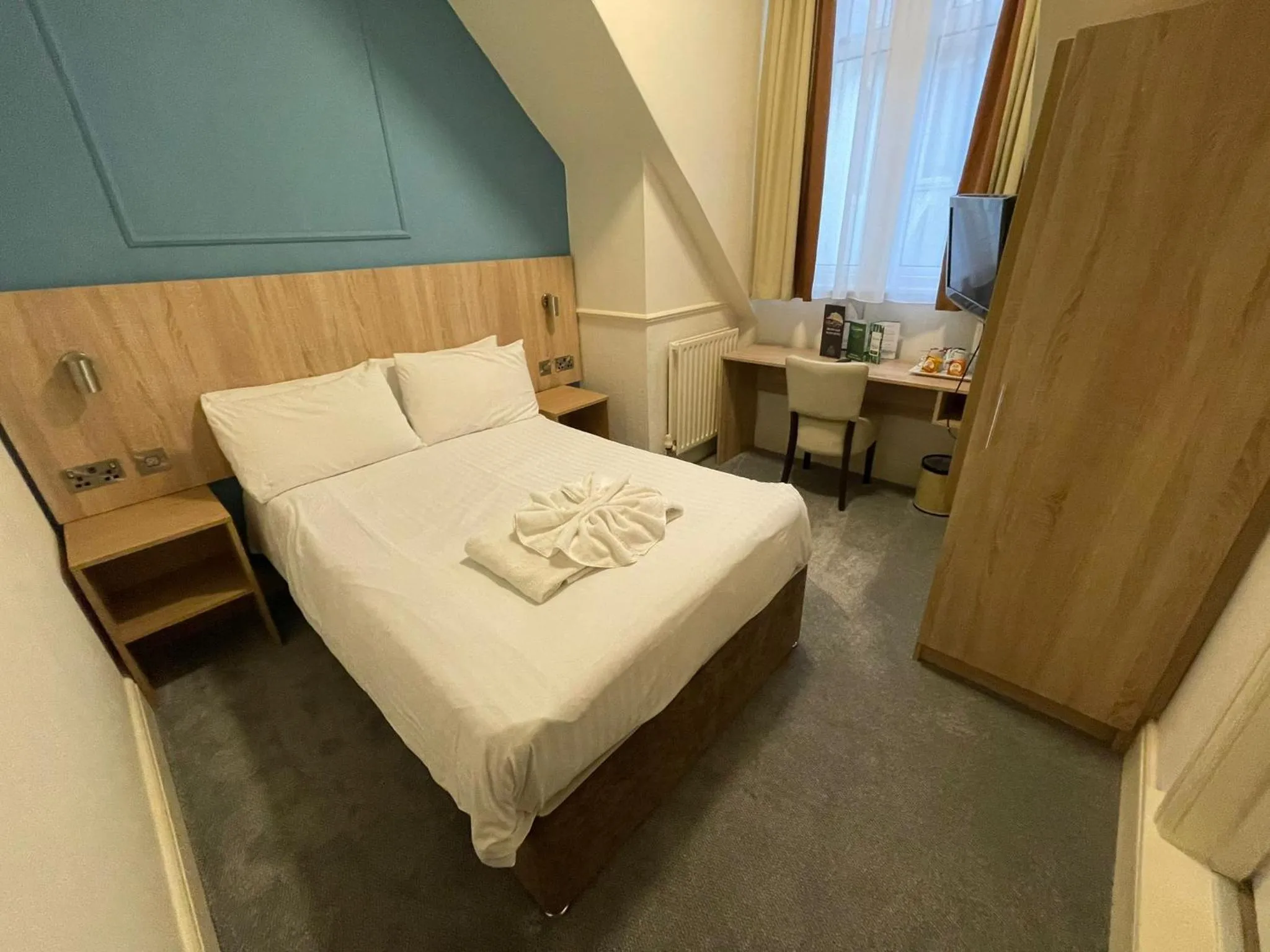 Bedroom, Bed in North Shore Hotel