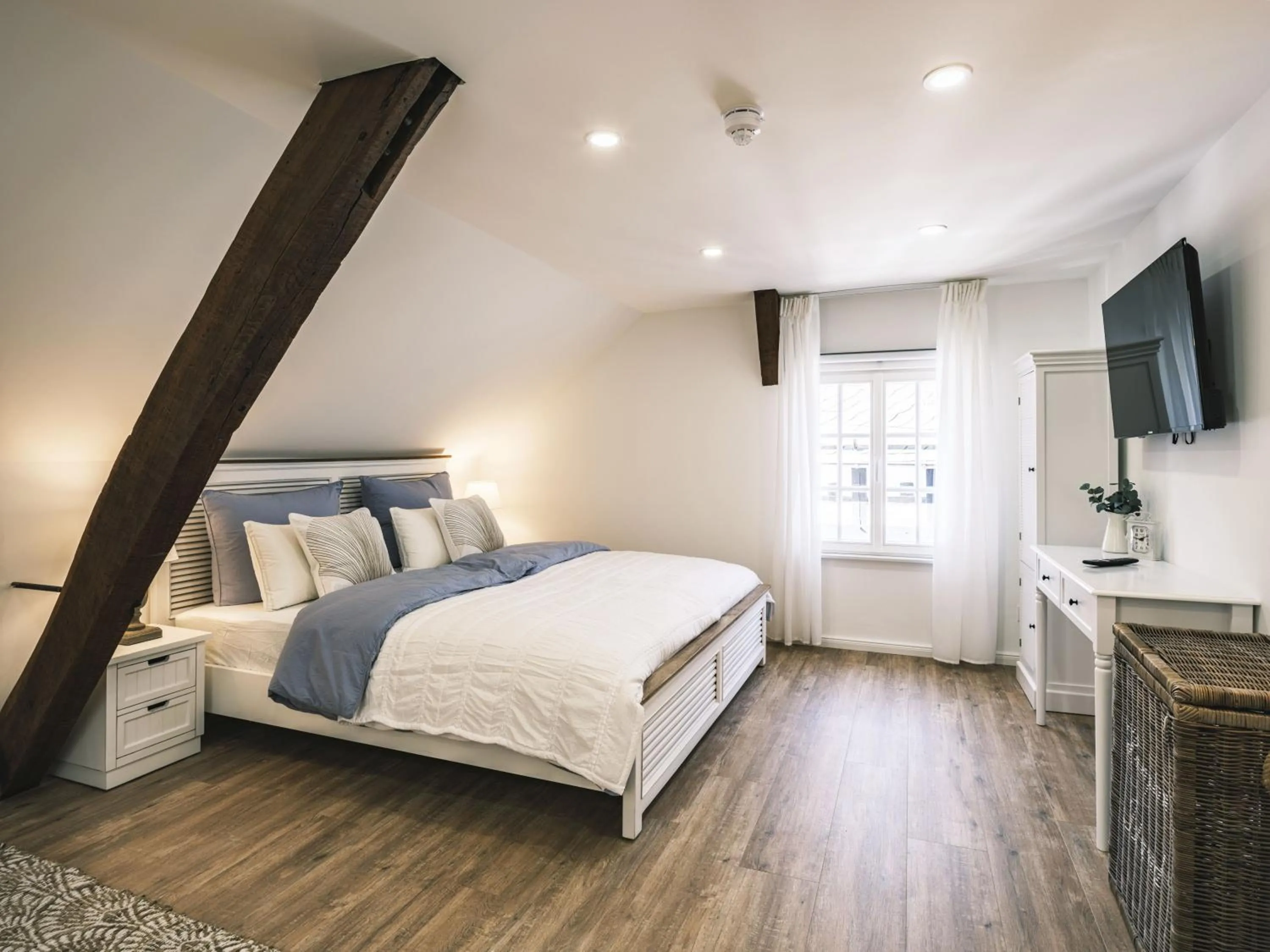 Photo of the whole room, Bed in Flecker Hotel