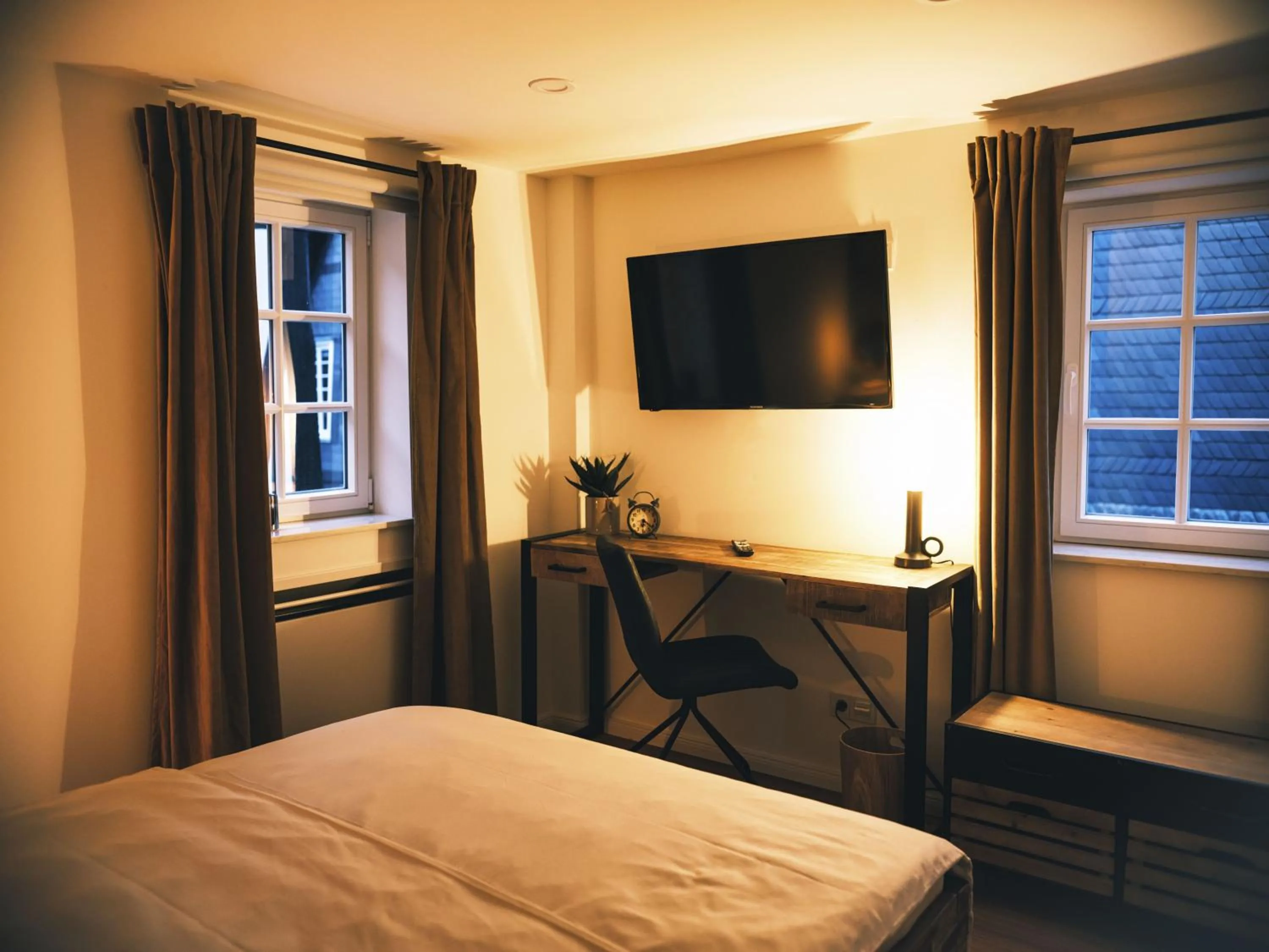 Photo of the whole room, Bed in Flecker Hotel