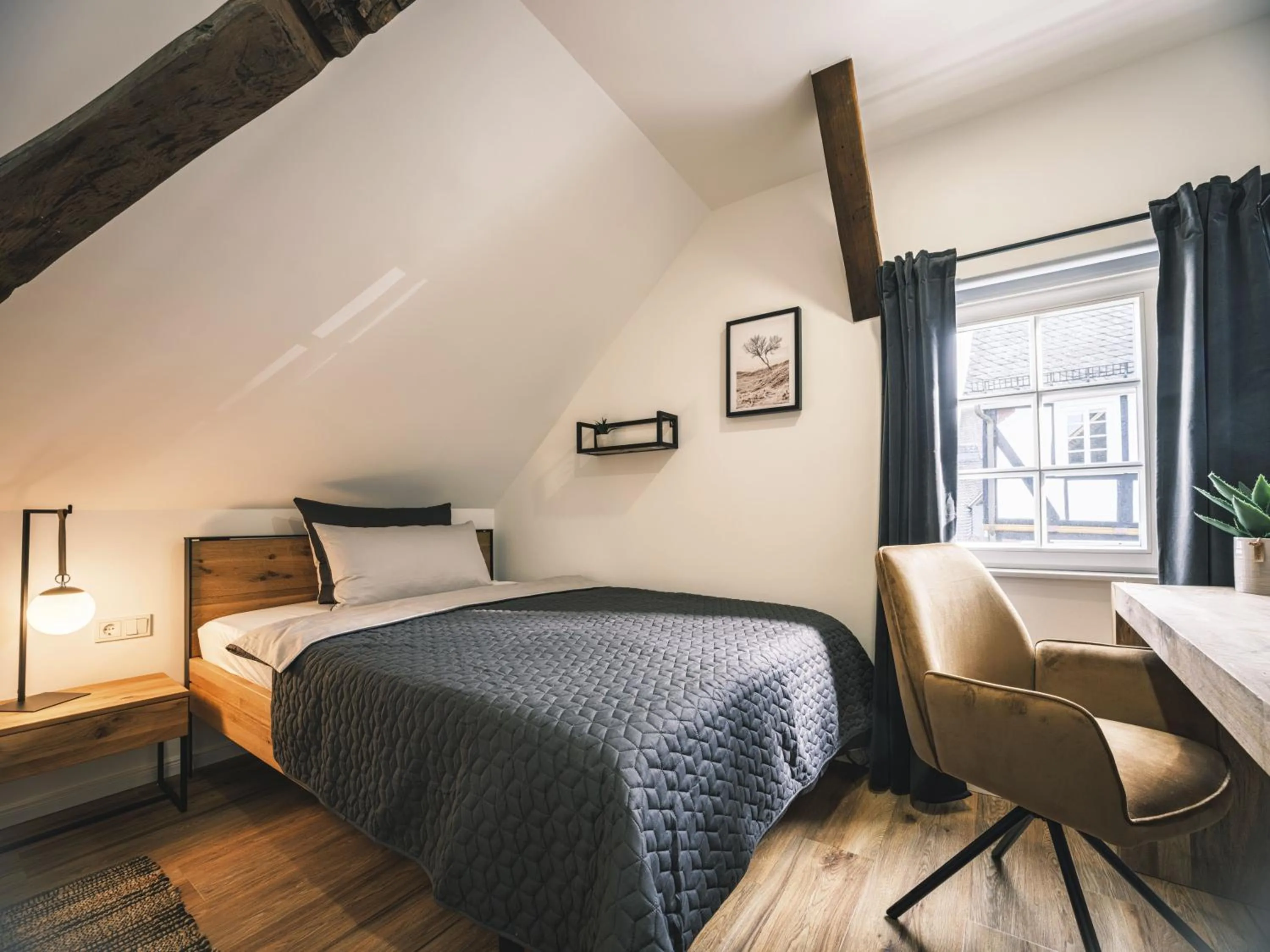 Photo of the whole room, Bed in Flecker Hotel