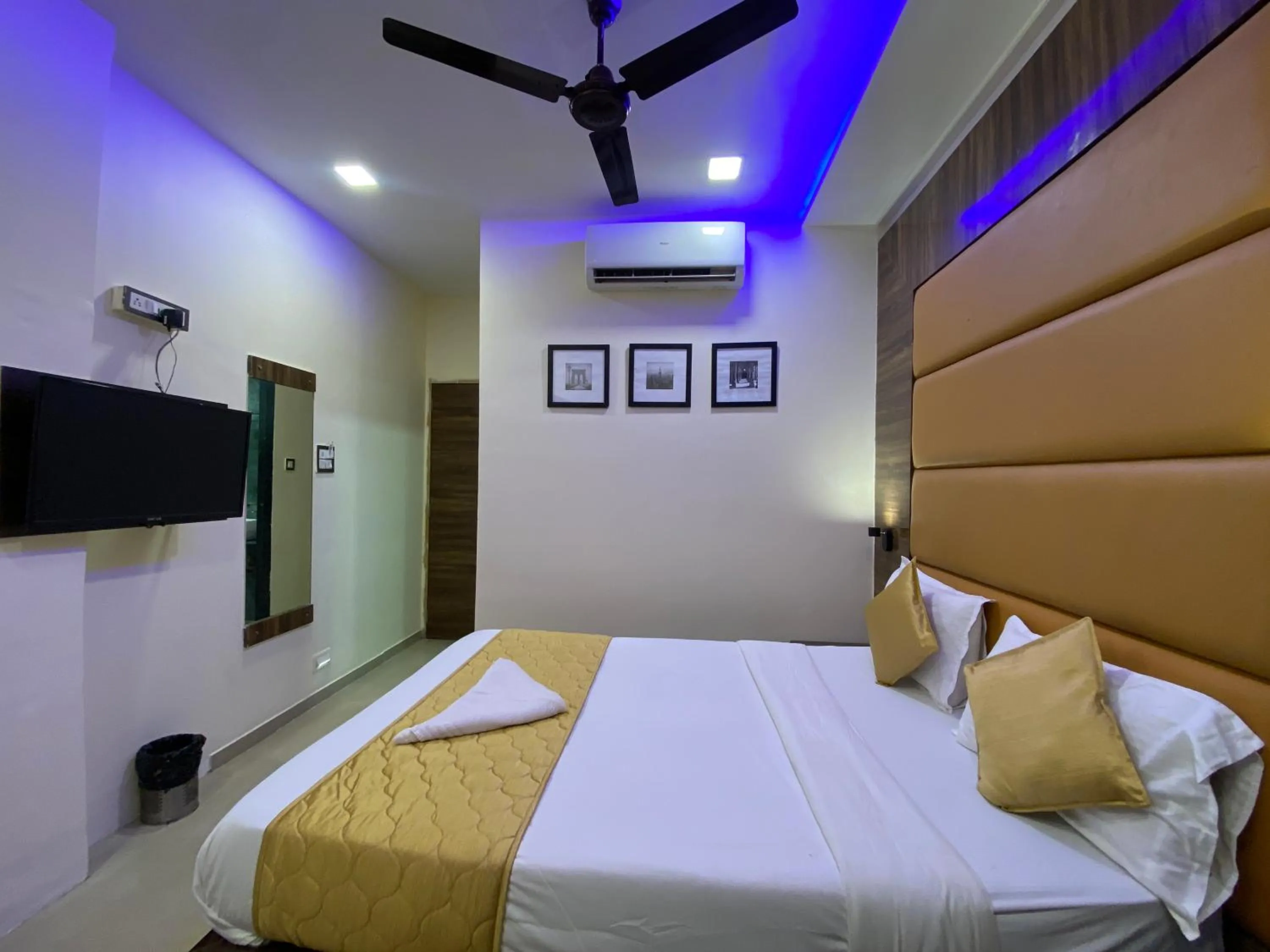 Communal lounge/ TV room, Bed in Hotel Blue Wellington - Near Mumbai Airport