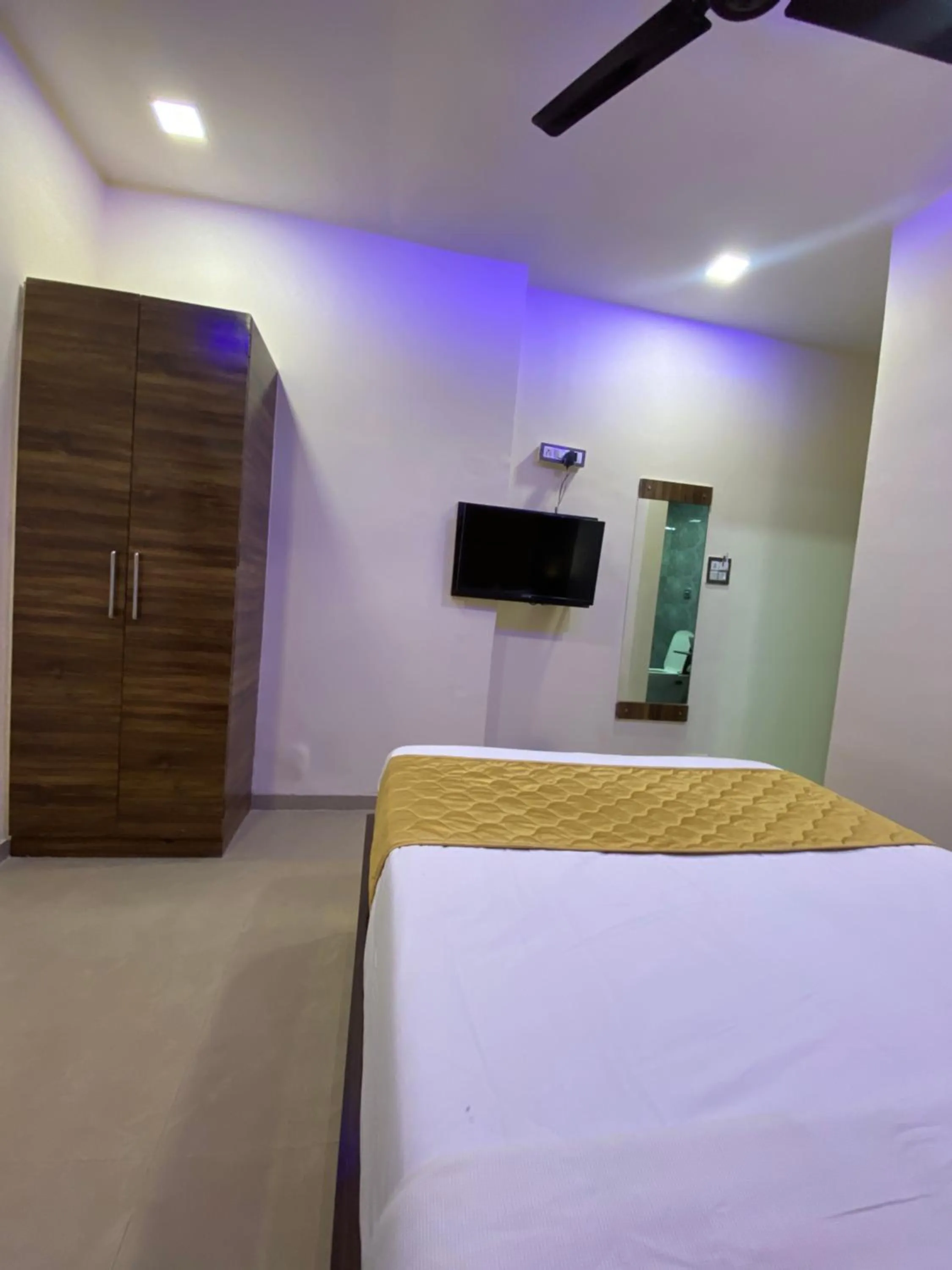 Communal lounge/ TV room, Bed in Hotel Blue Wellington - Near Mumbai Airport