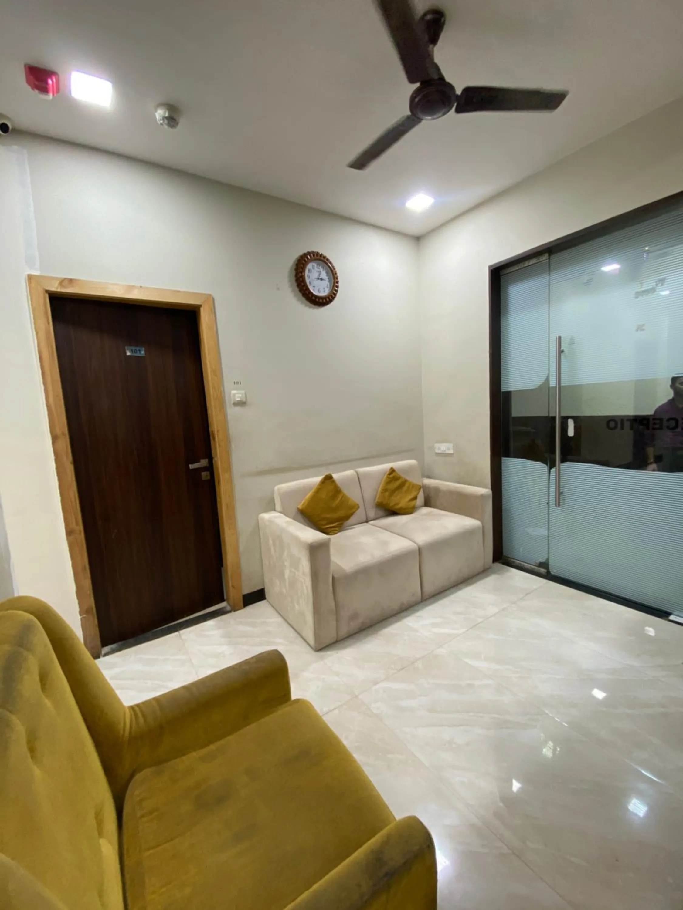 TV and multimedia in Hotel Blue Wellington - Near Mumbai Airport