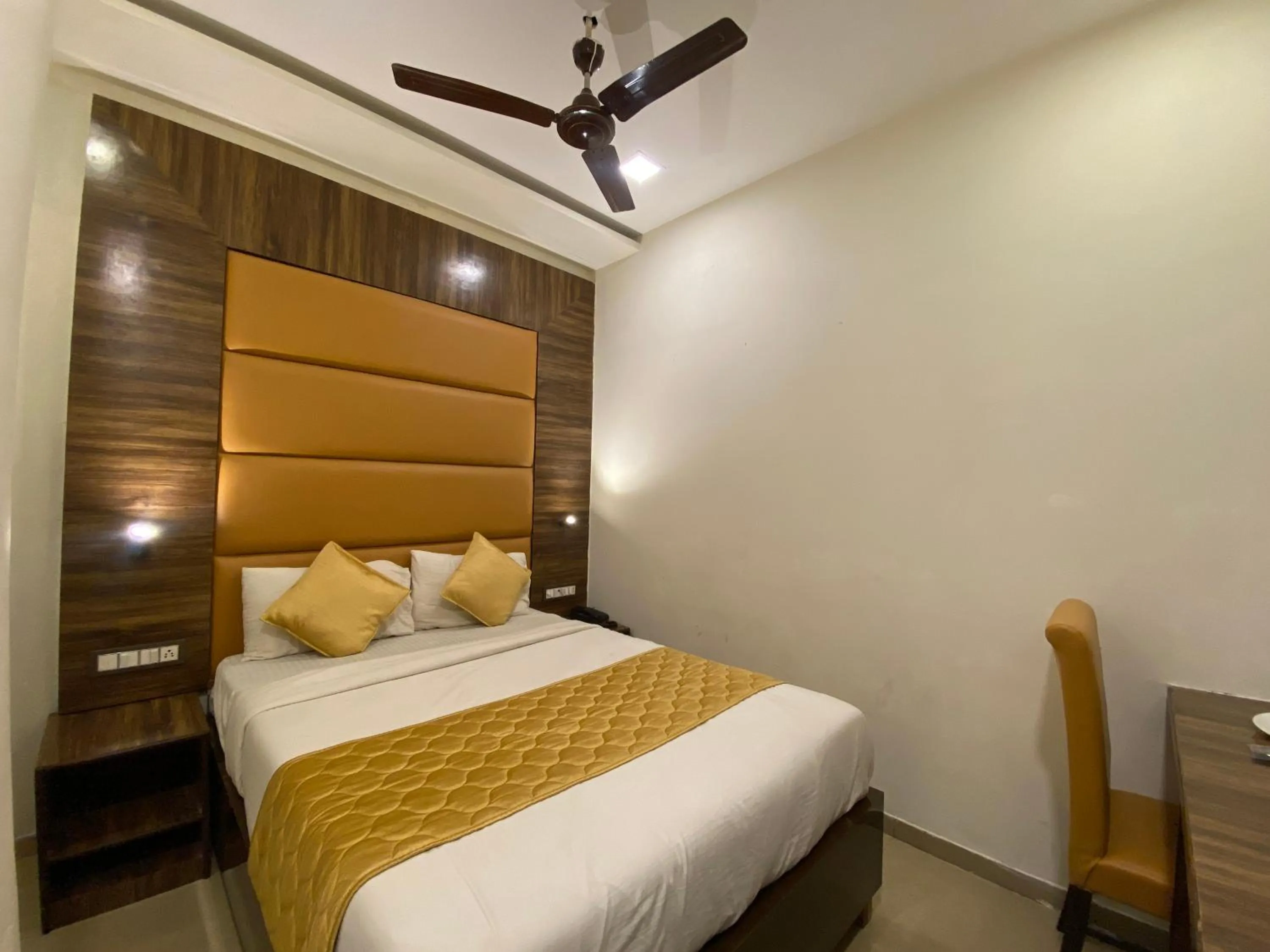 Bed in Hotel Blue Wellington - Near Mumbai Airport