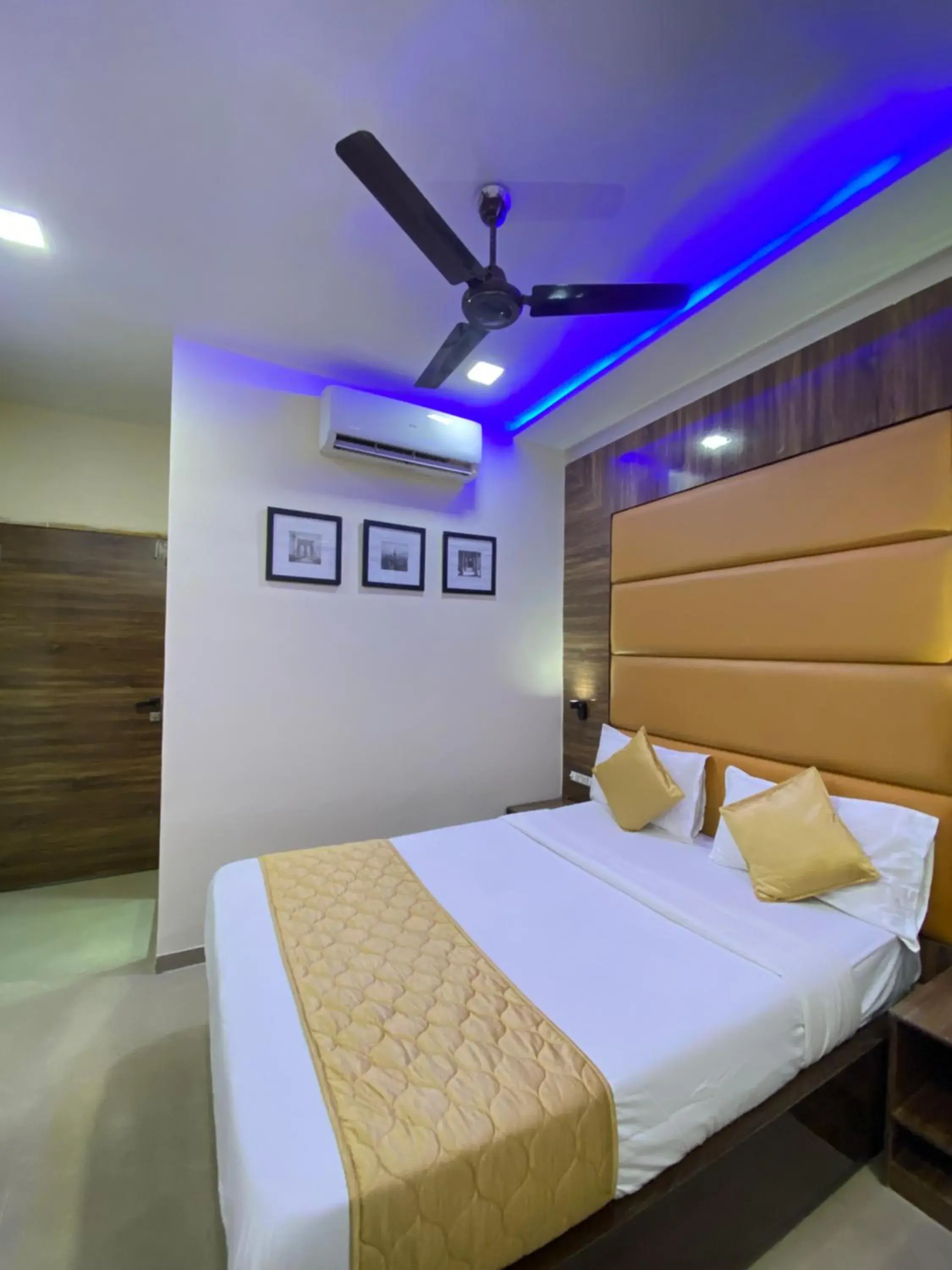 Bedroom, Bed in Hotel Blue Wellington - Near Mumbai Airport Bedroom, Bed in Hotel Blue Wellington - Near Mumbai Airport
