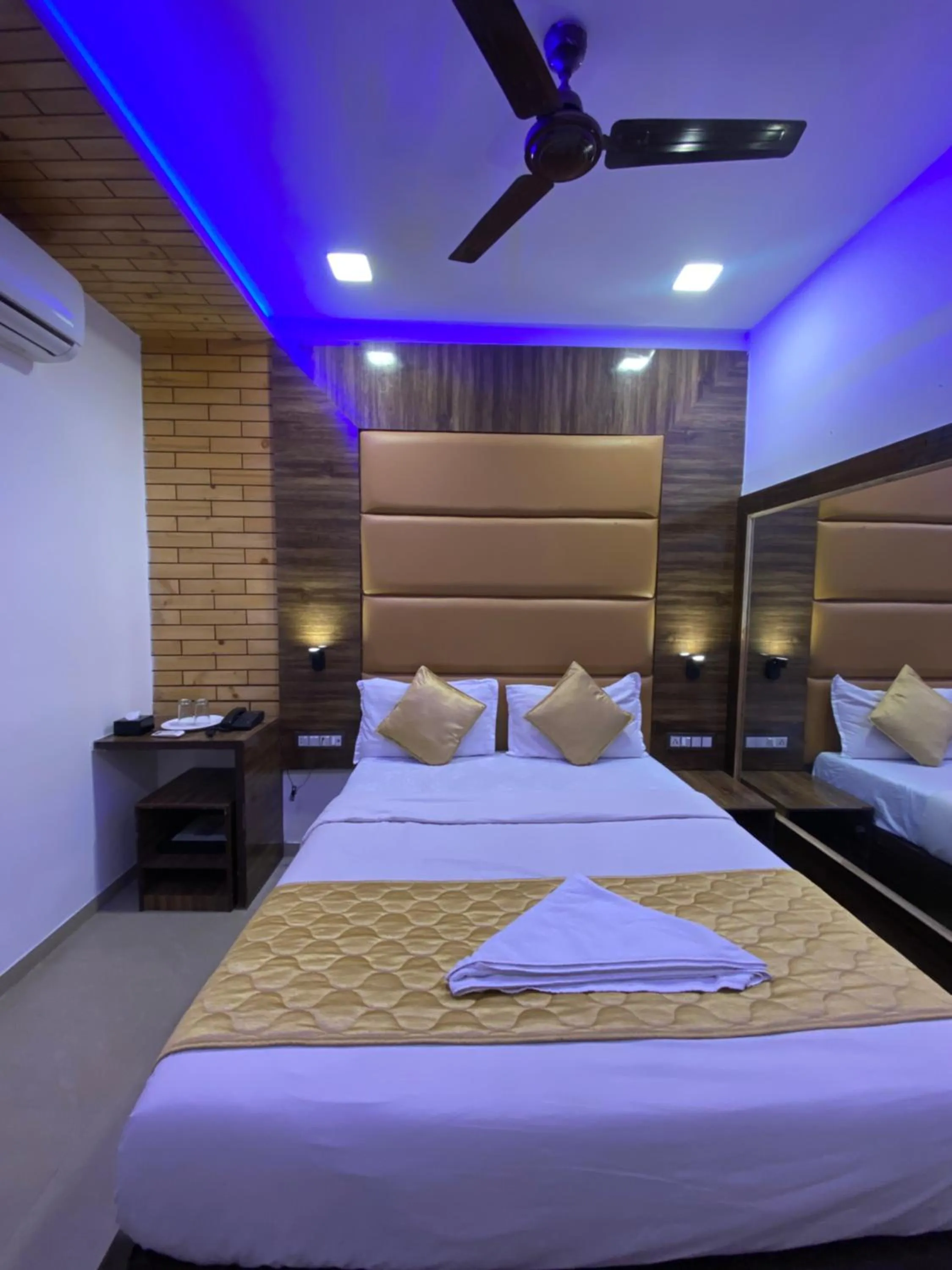 Bed in Hotel Blue Wellington - Near Mumbai Airport