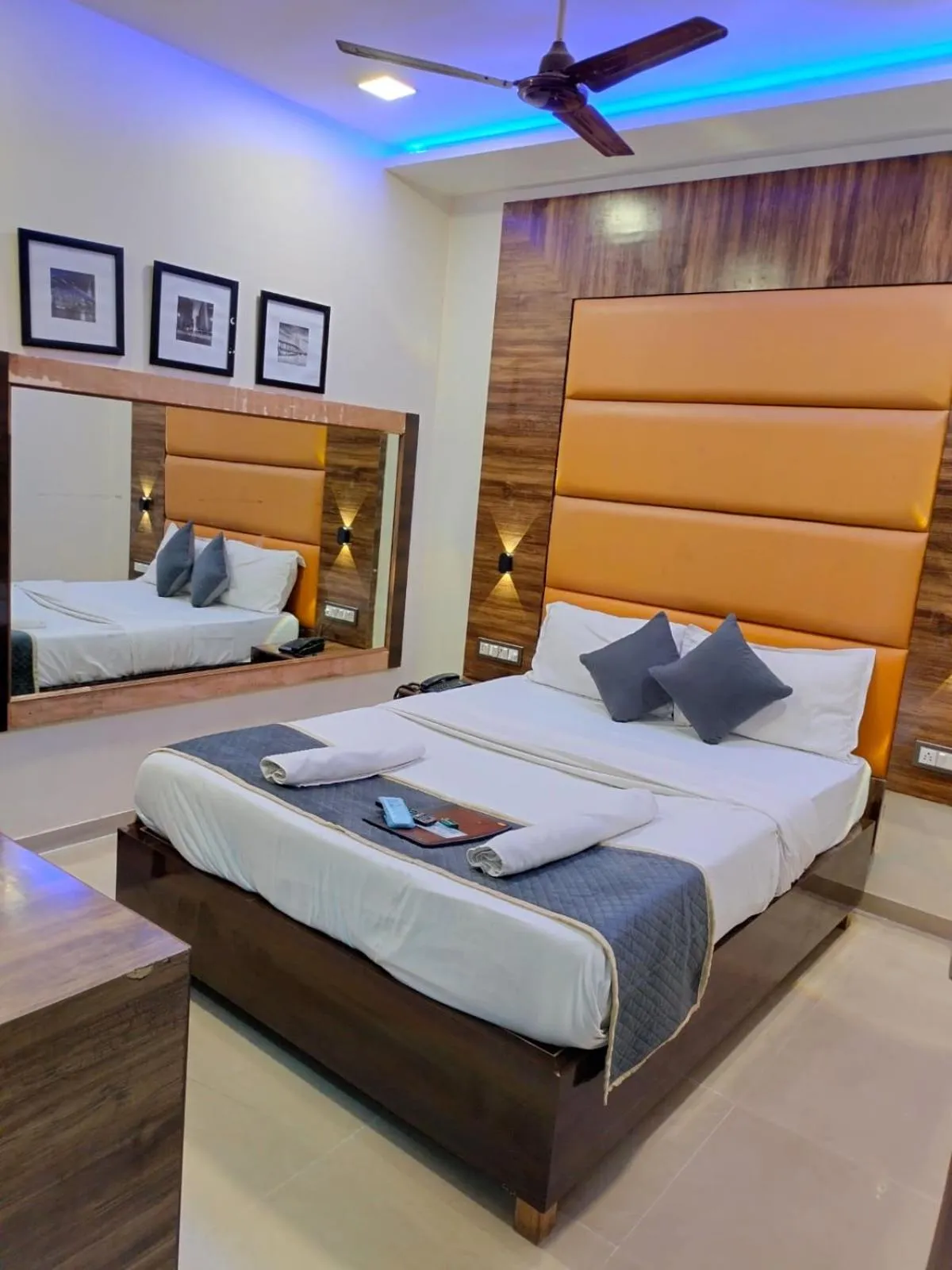 Photo of the whole room, Bed in Hotel Blue Wellington - Near Mumbai Airport