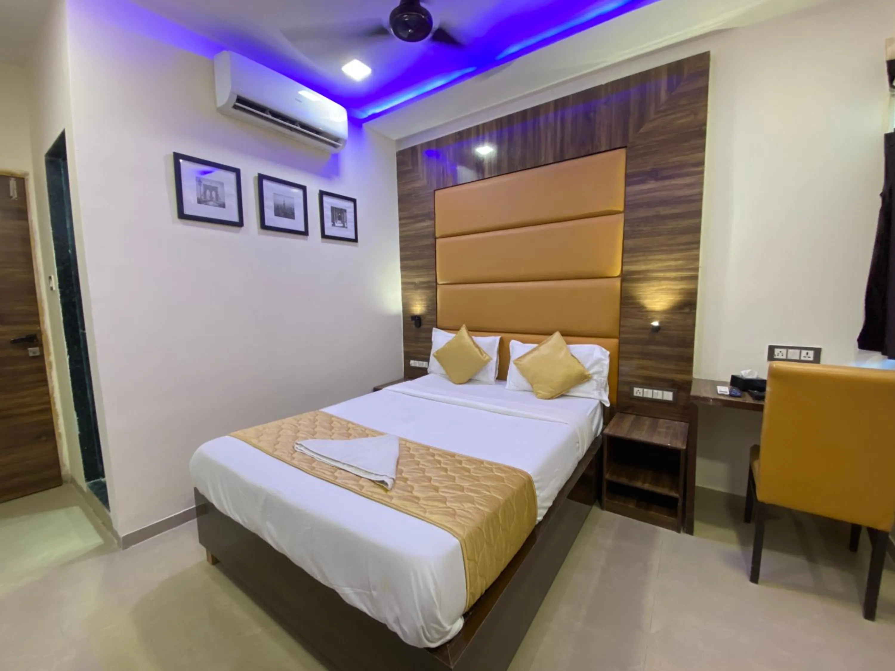 Bed in Hotel Blue Wellington - Near Mumbai Airport