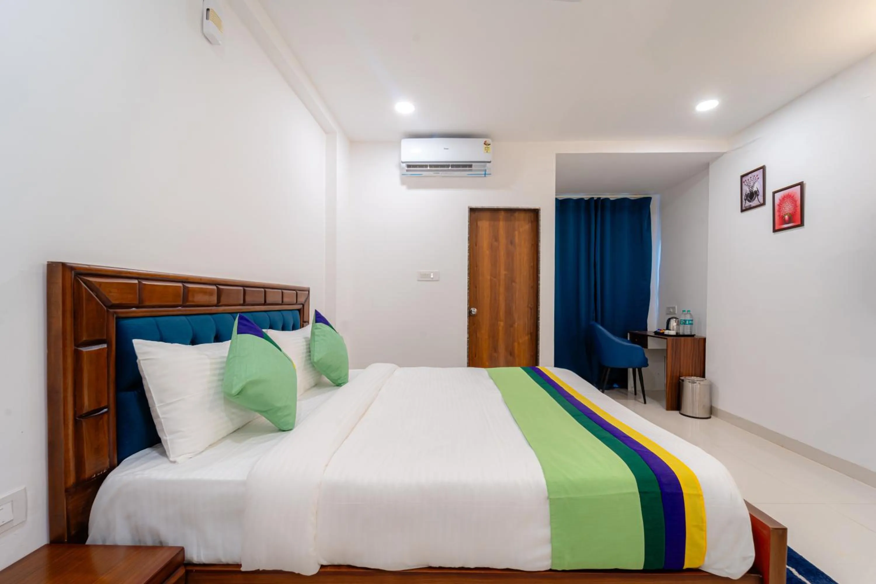 Bedroom, Bed in Treebo Pure Earth Stay, Vijay Nagar