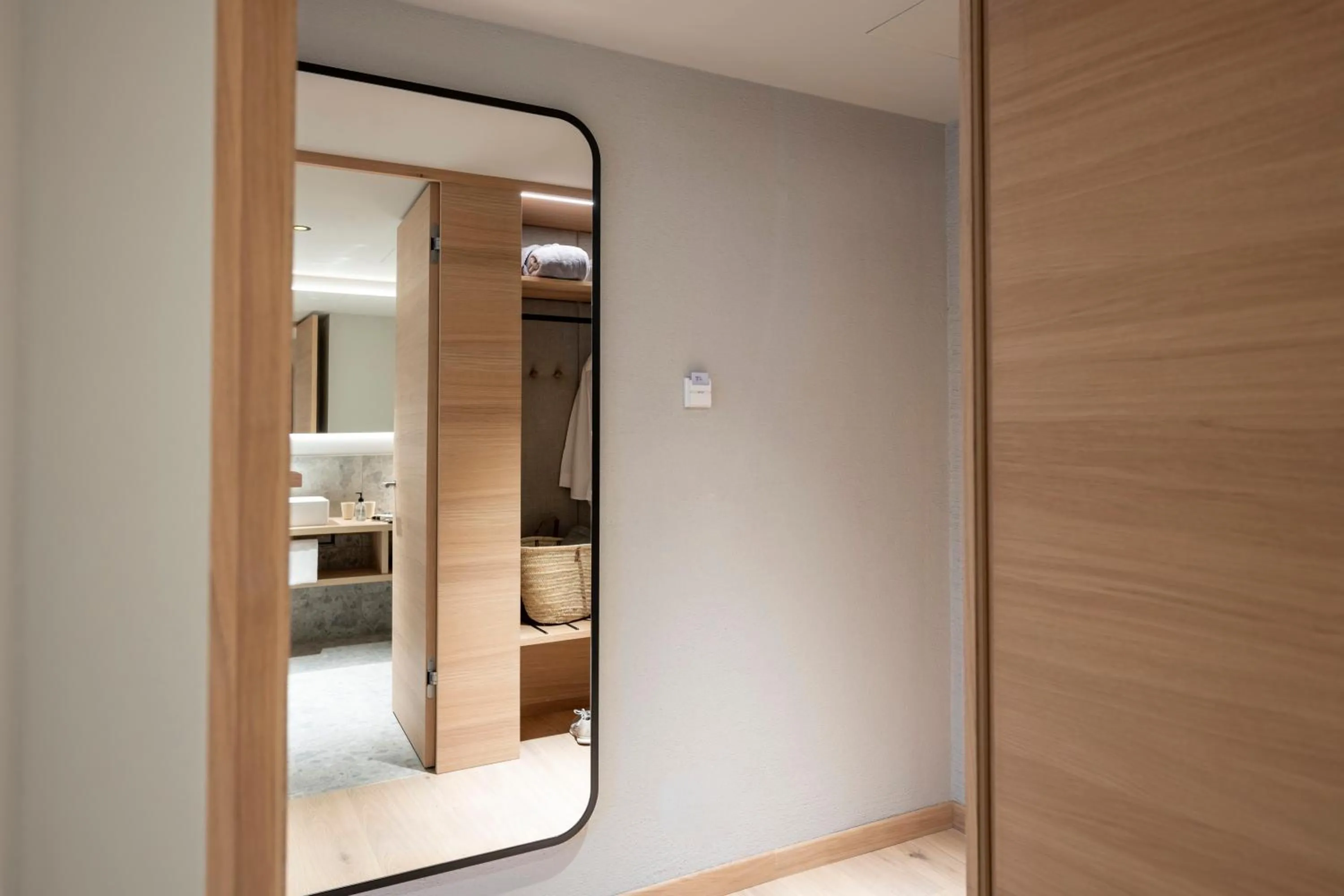Photo of the whole room, Bed in Seegut Zeppelin - a member of Design Hotels