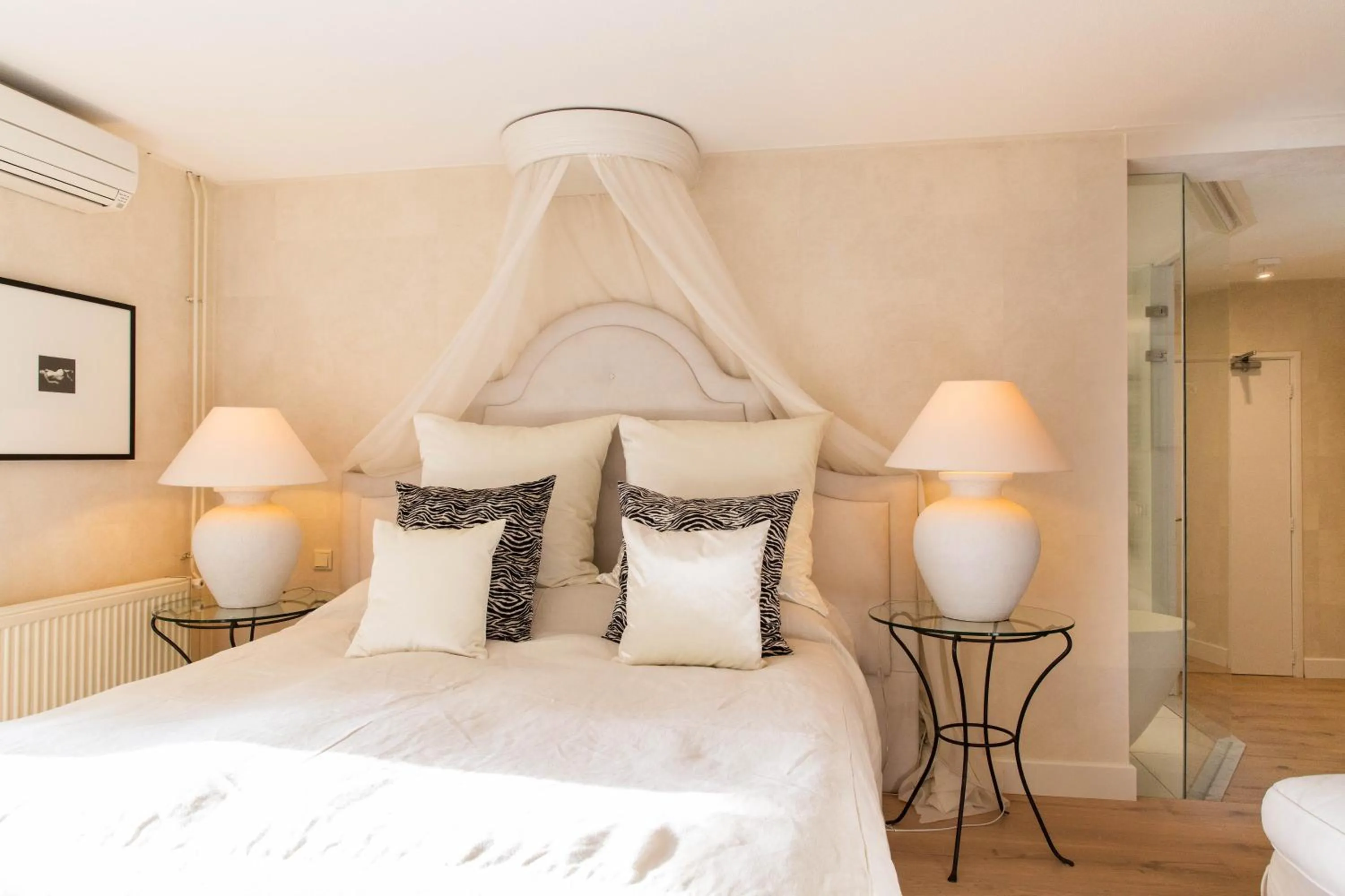 Bed in Restaurant Hotel Merlet