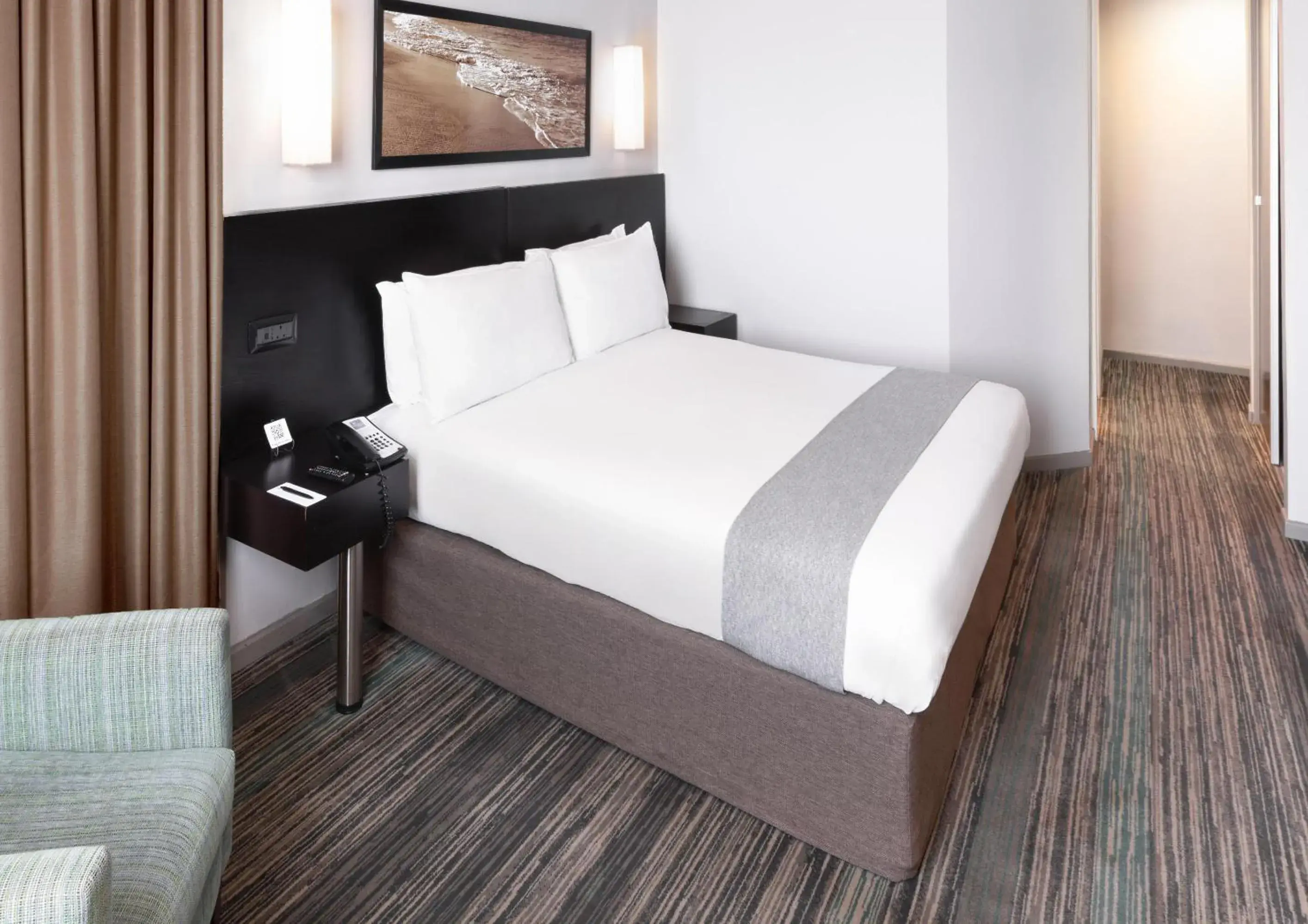 Deluxe King Room - Smoking in Garden Court Kings Beach Deluxe King Room - Smoking in Garden Court Kings Beach