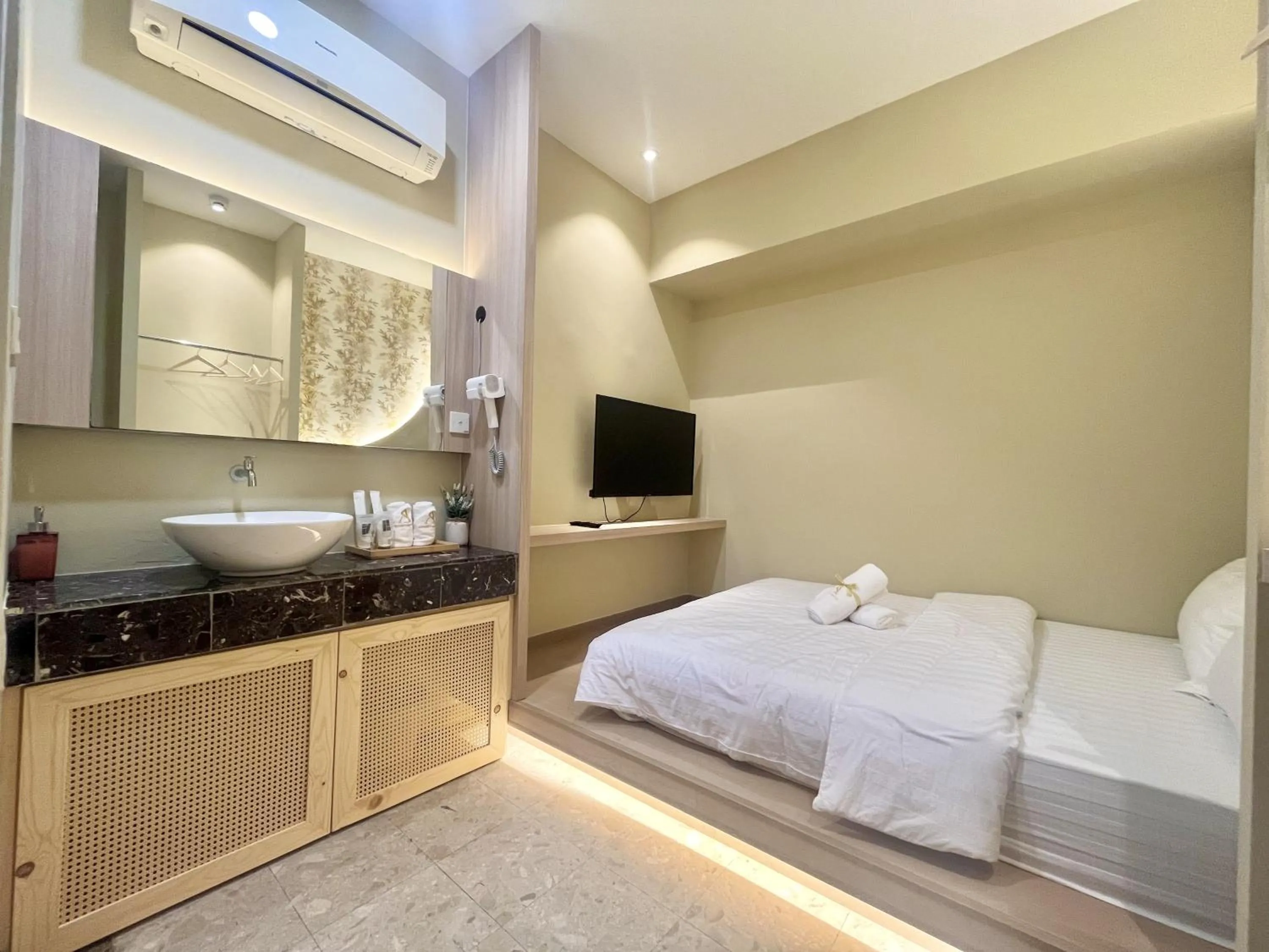 Photo of the whole room, Bed in Asimmy Hotel