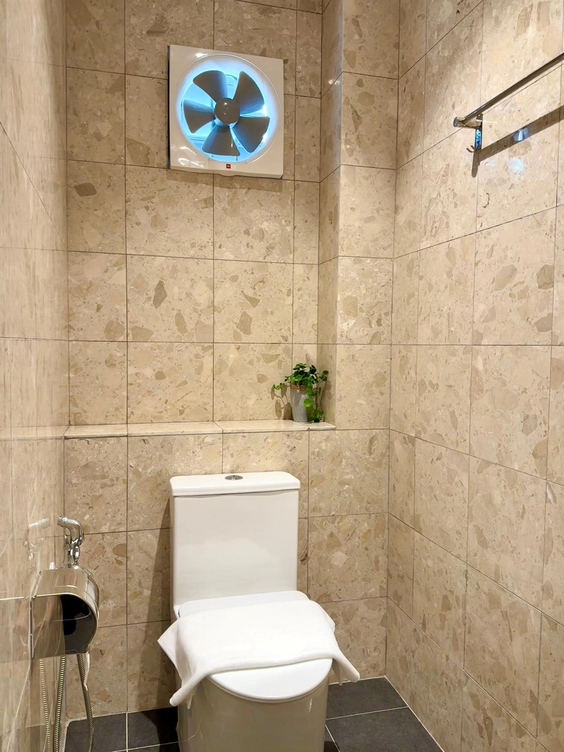 Toilet in Asimmy Hotel