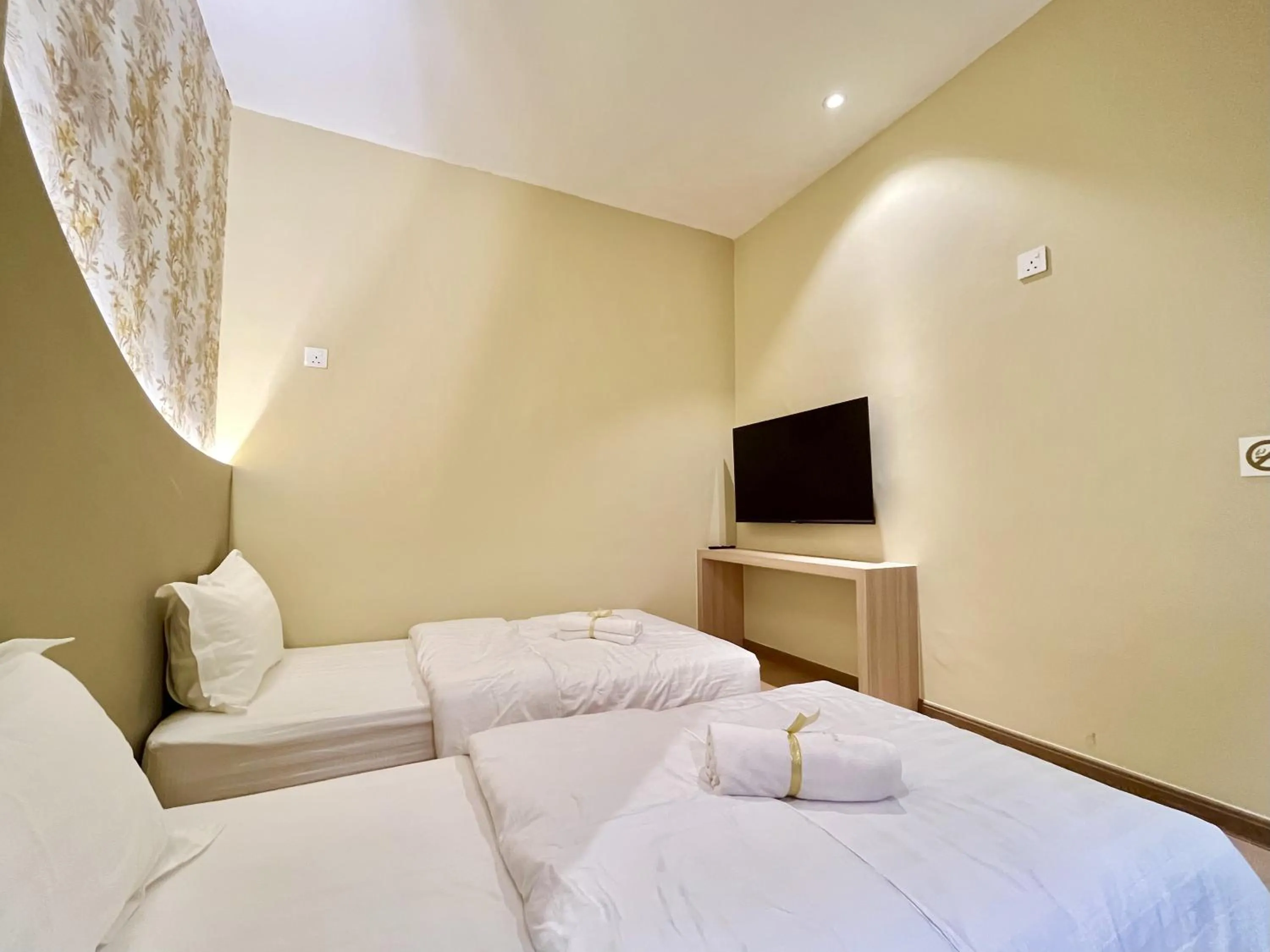 Photo of the whole room, Bed in Asimmy Hotel