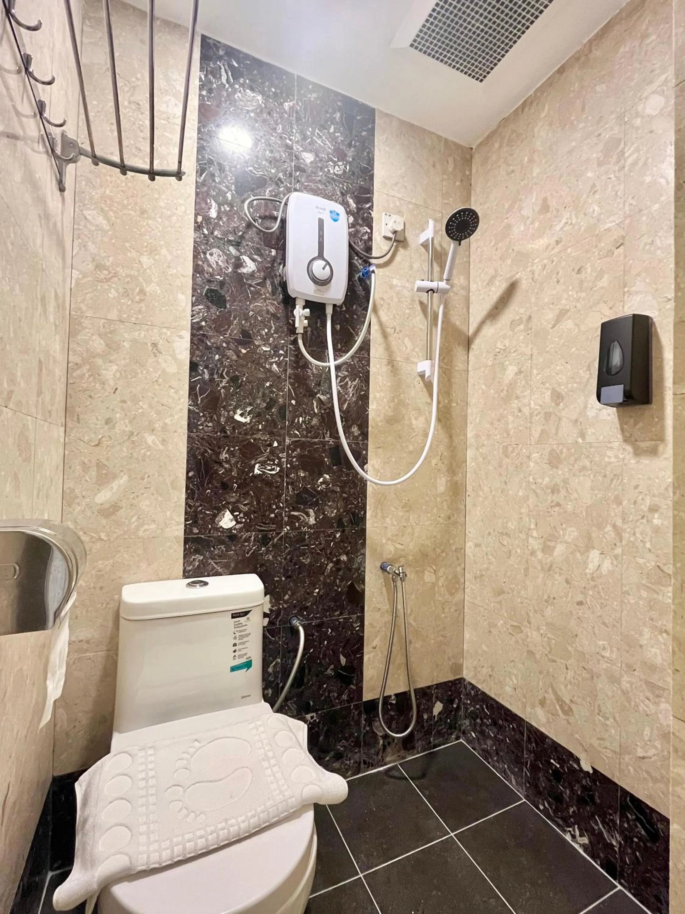 Shower in Asimmy Hotel