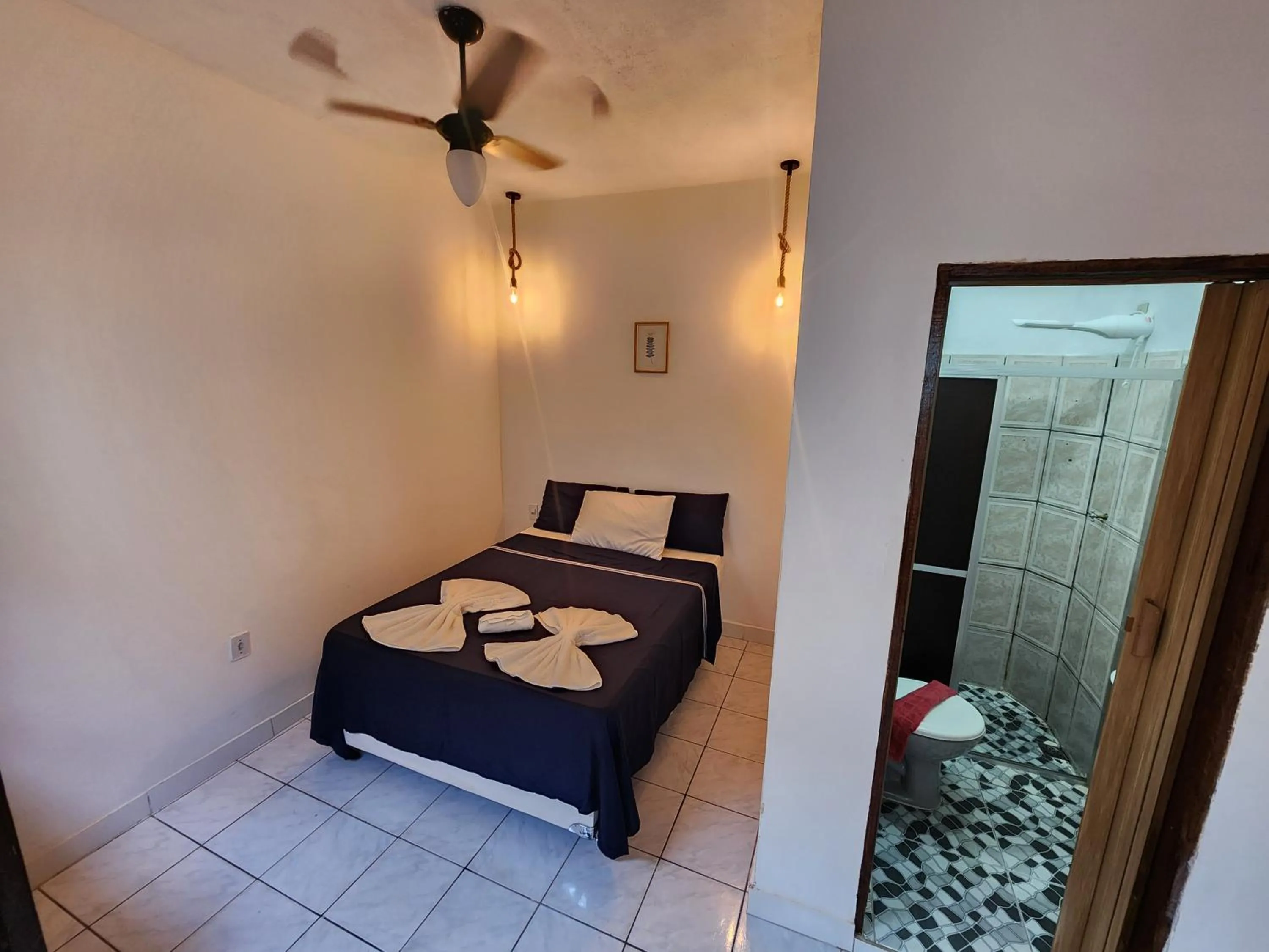Shower, Bed in Pousada Velho Garimpo