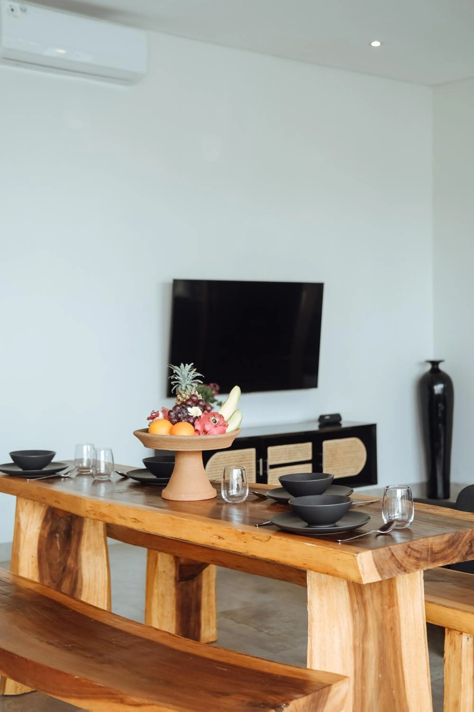 Communal lounge/ TV room in Villa Clove Cemagi