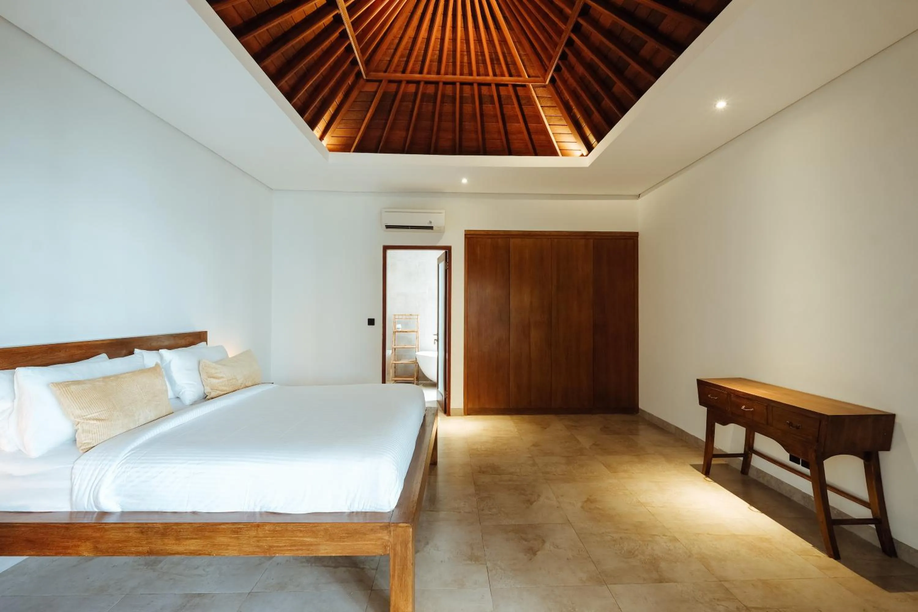 Bed in Villa Clove Cemagi