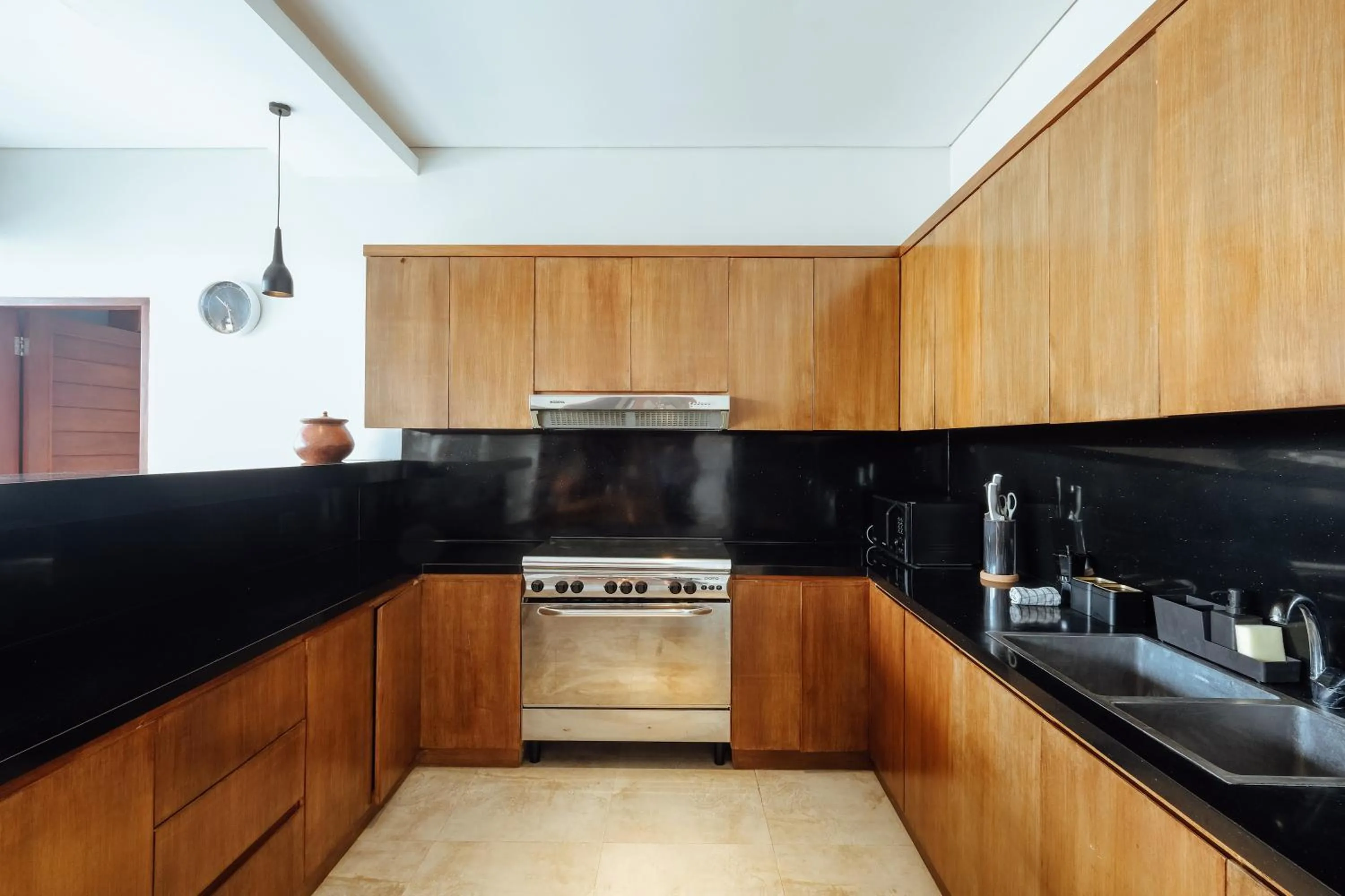 Kitchen or kitchenette in Villa Clove Cemagi