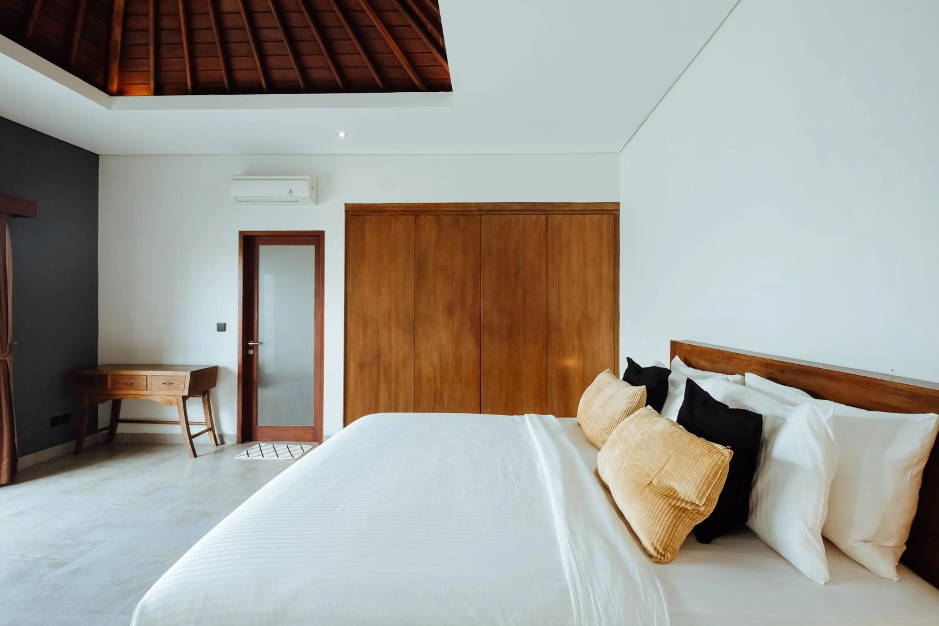 Bed in Villa Clove Cemagi