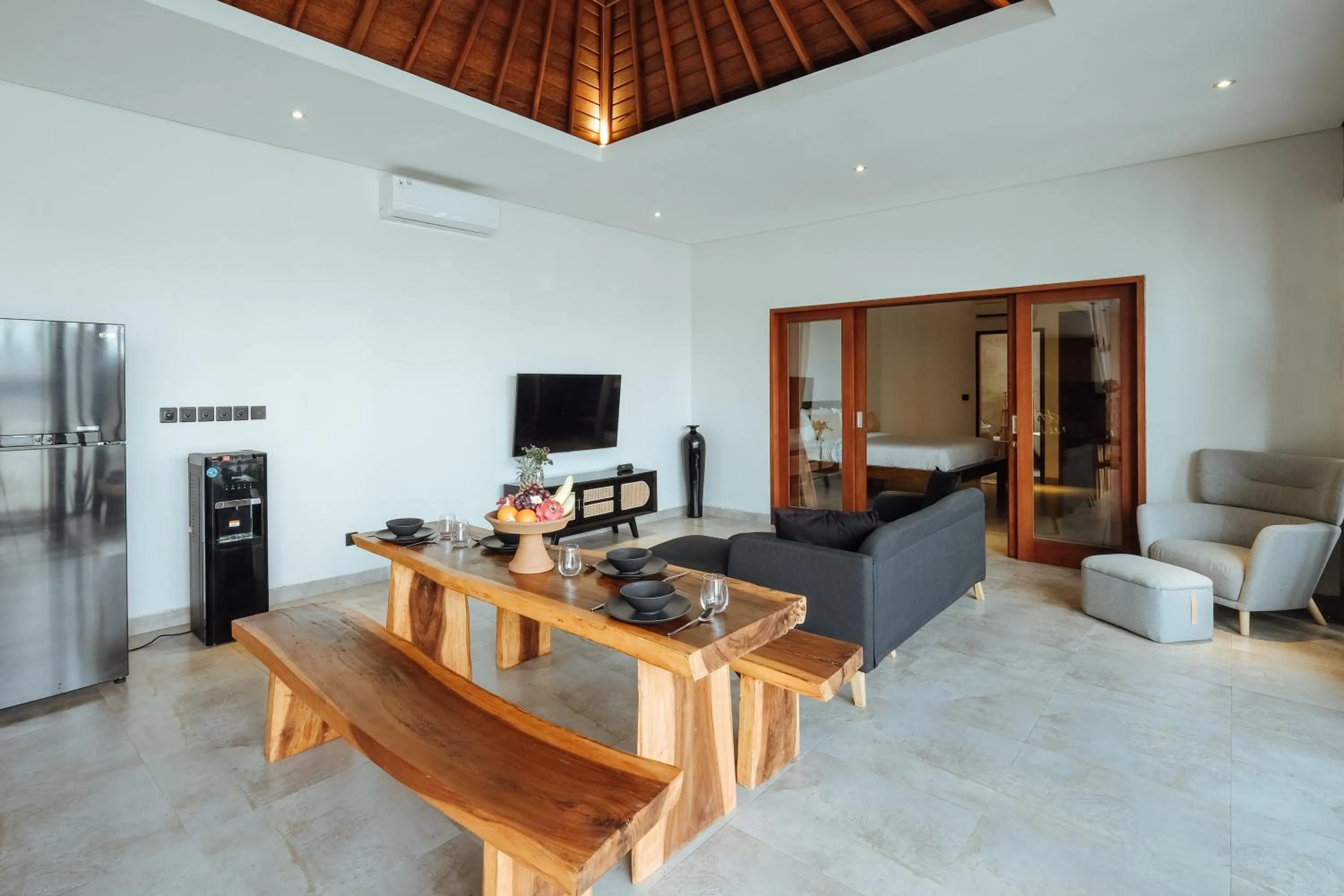 Communal lounge/ TV room in Villa Clove Cemagi