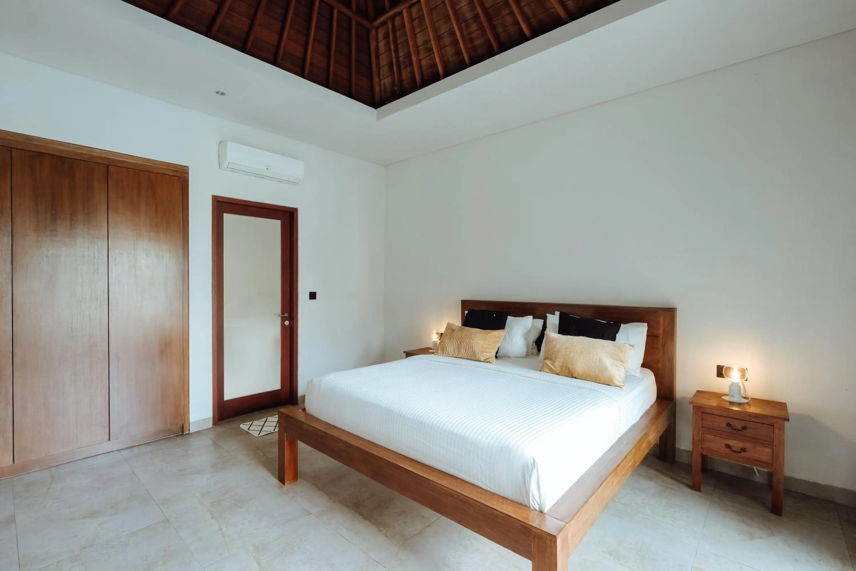 Bed in Villa Clove Cemagi