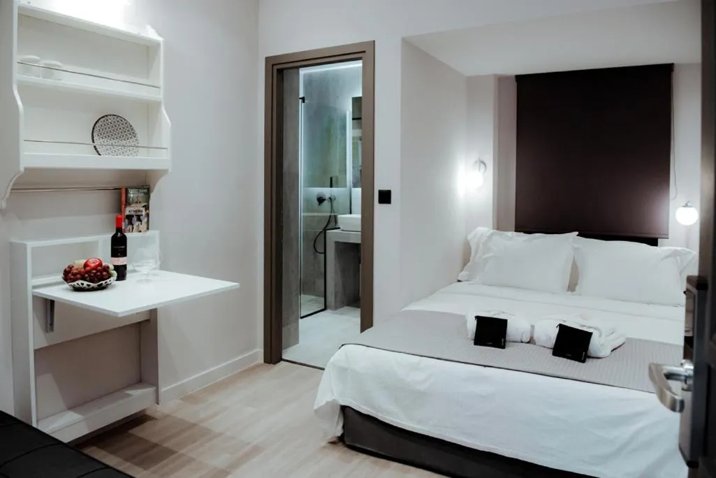Photo of the whole room, Bed in Athens Muses Suites
