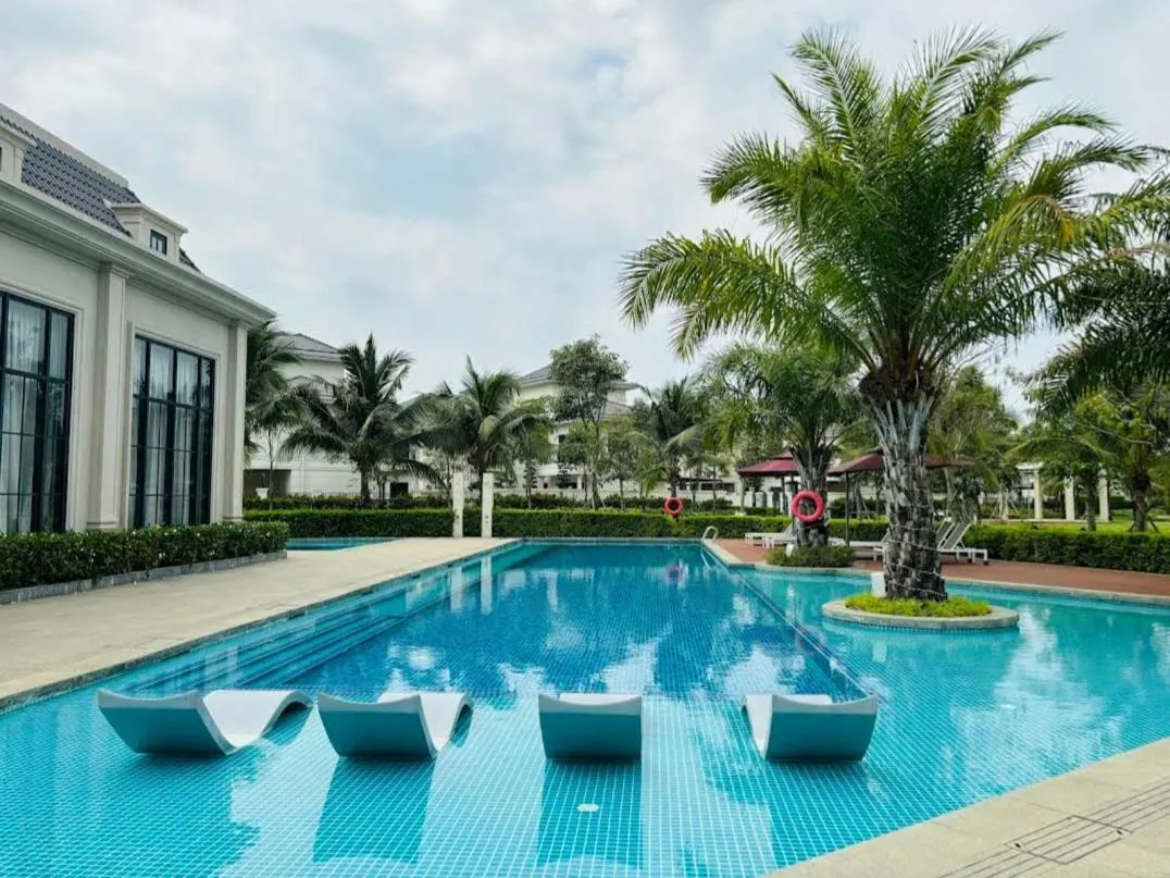 Swimming pool in Thong Dong Homestay