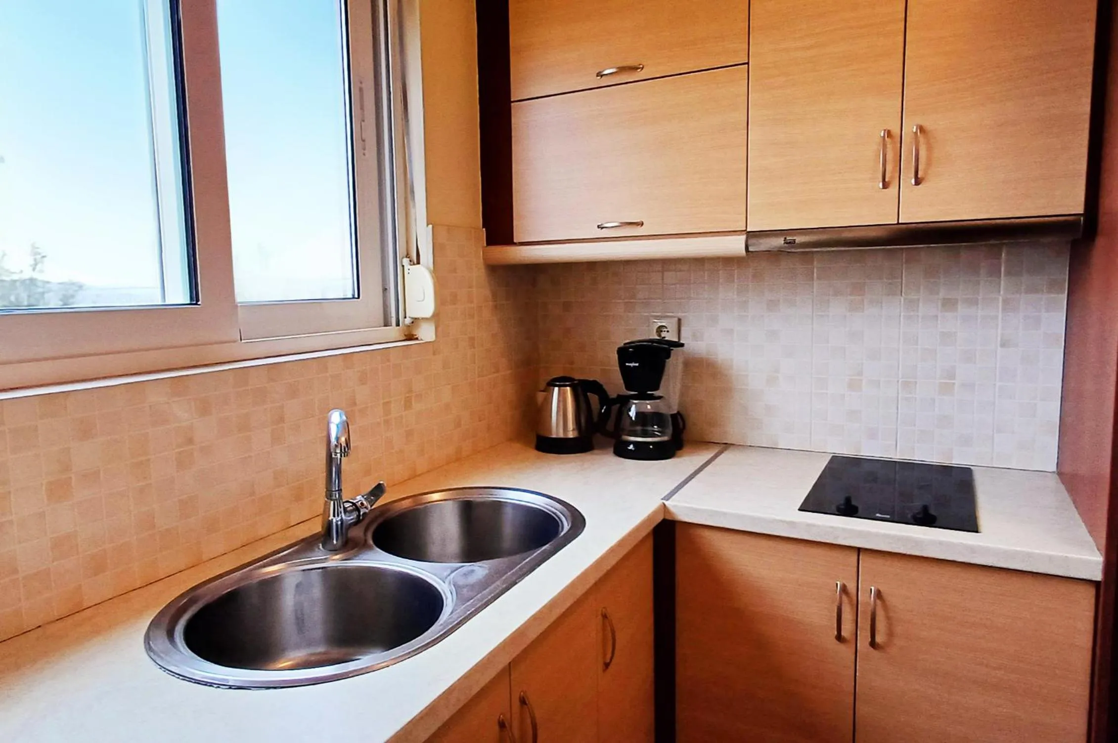Coffee/tea facilities in Arisvi All Seasons Hotel