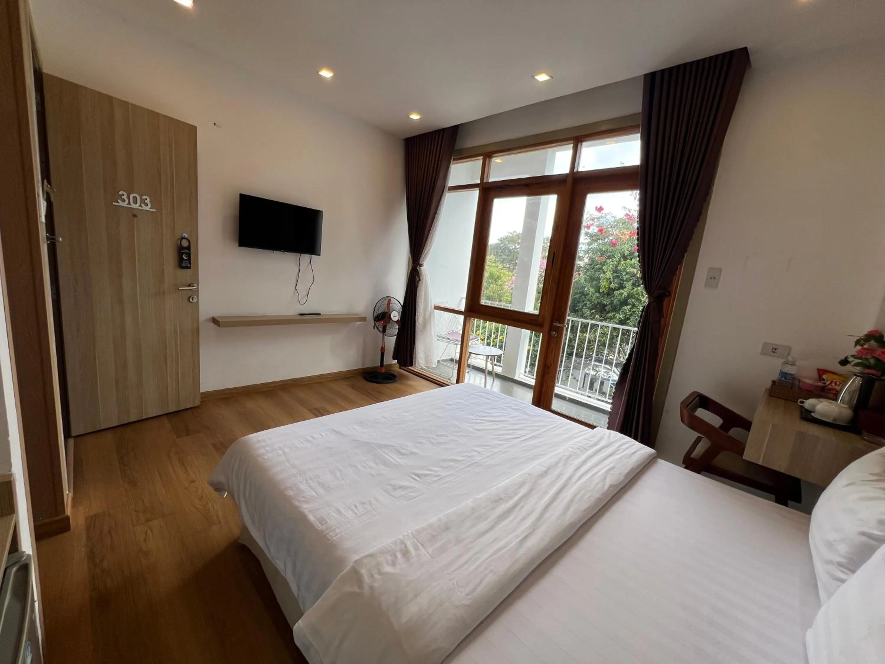 Photo of the whole room, Bed in Vindy House