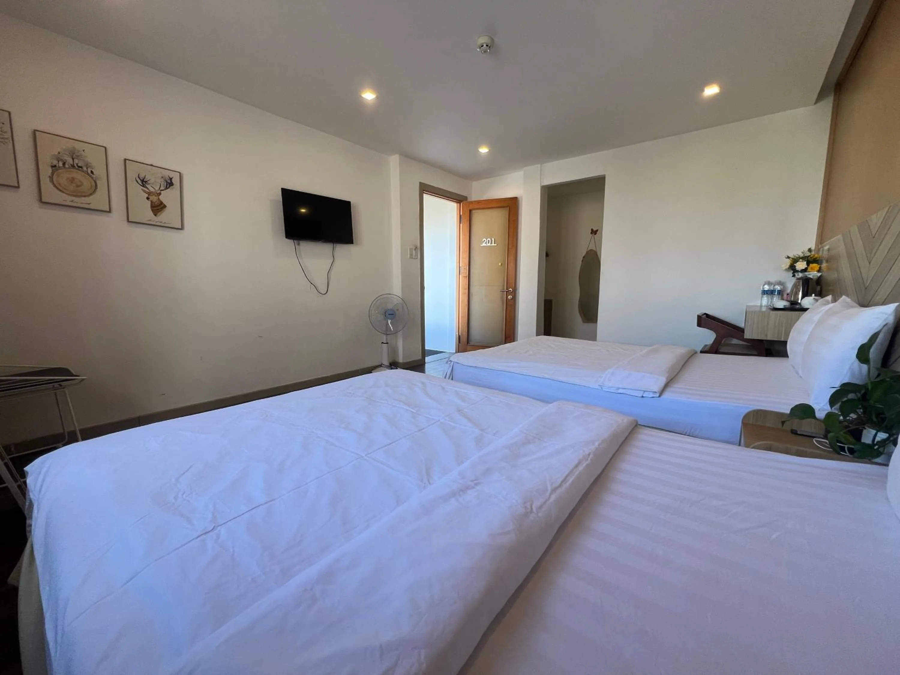 Photo of the whole room, Bed in Vindy House