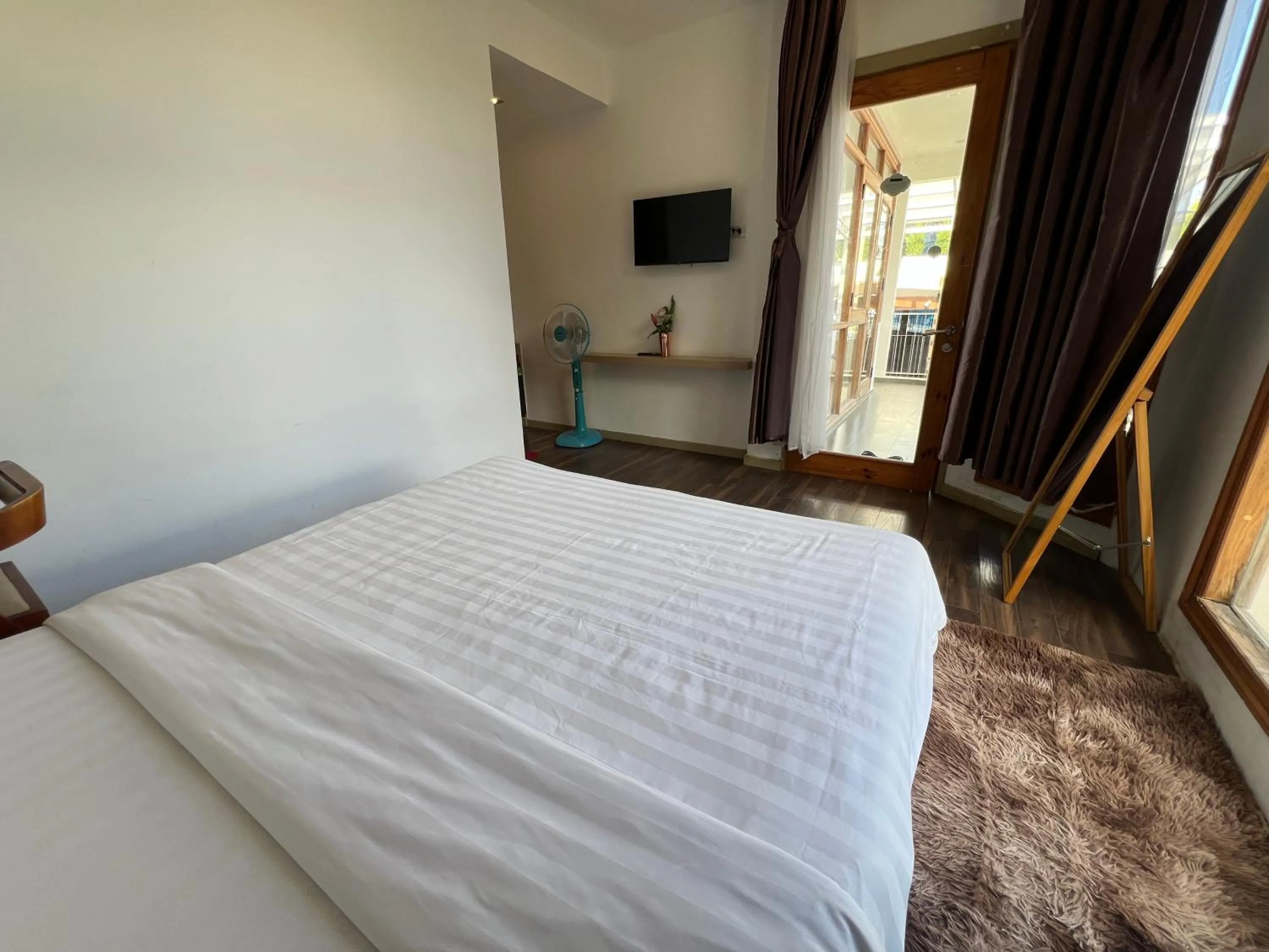Photo of the whole room, Bed in Vindy House