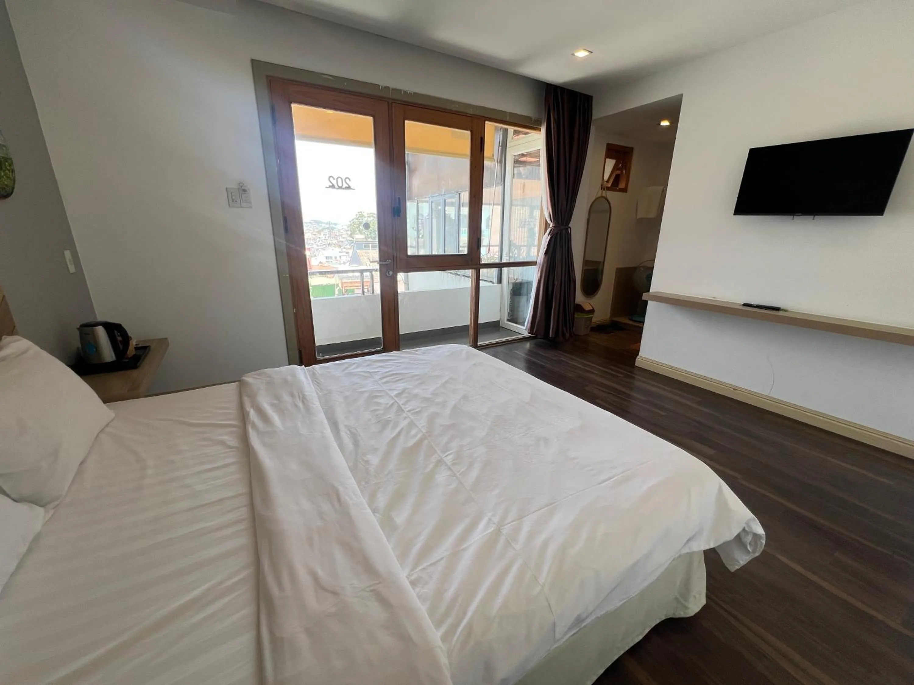 Photo of the whole room, Bed in Vindy House