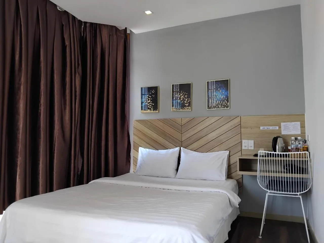 Photo of the whole room, Bed in Vindy House